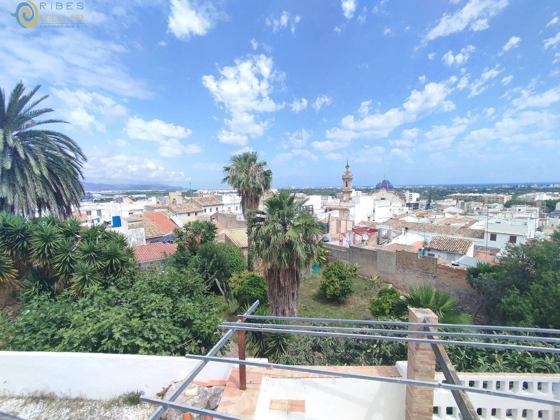 SE VENDE ENCANTADORA CASA EN OLIVA CON ESPECTACULARES VISTAS
