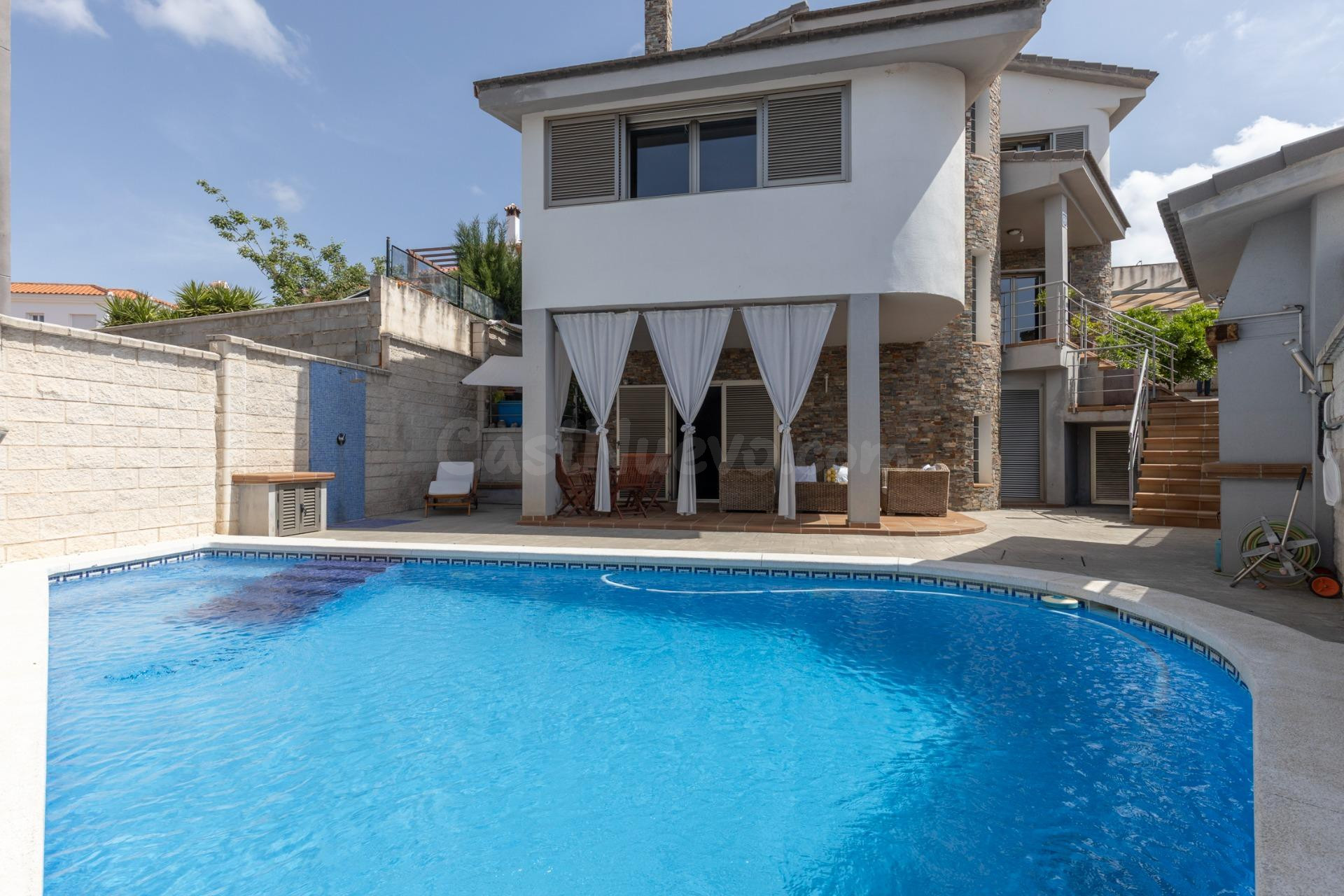 ¡ESPECTACULAR CHALET INDEPENDIENTE MODERNO CON PISCINA PRIVA