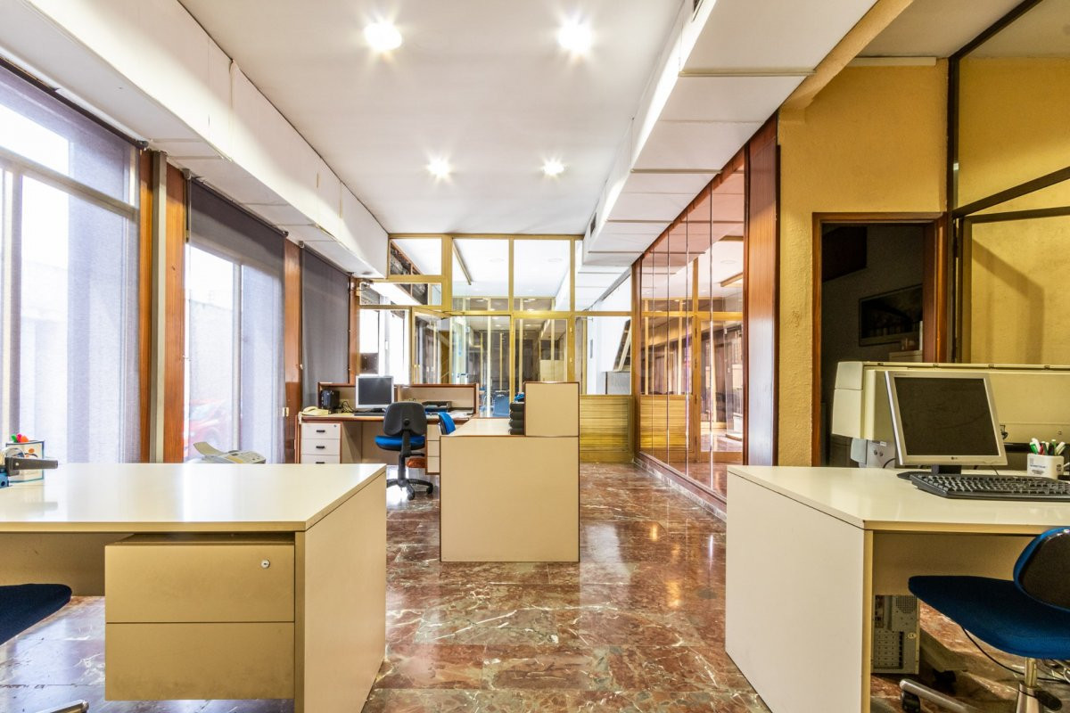EDIFICIO DE ALQUILER, EN EL CENTRE DE SABADELL - foto 2