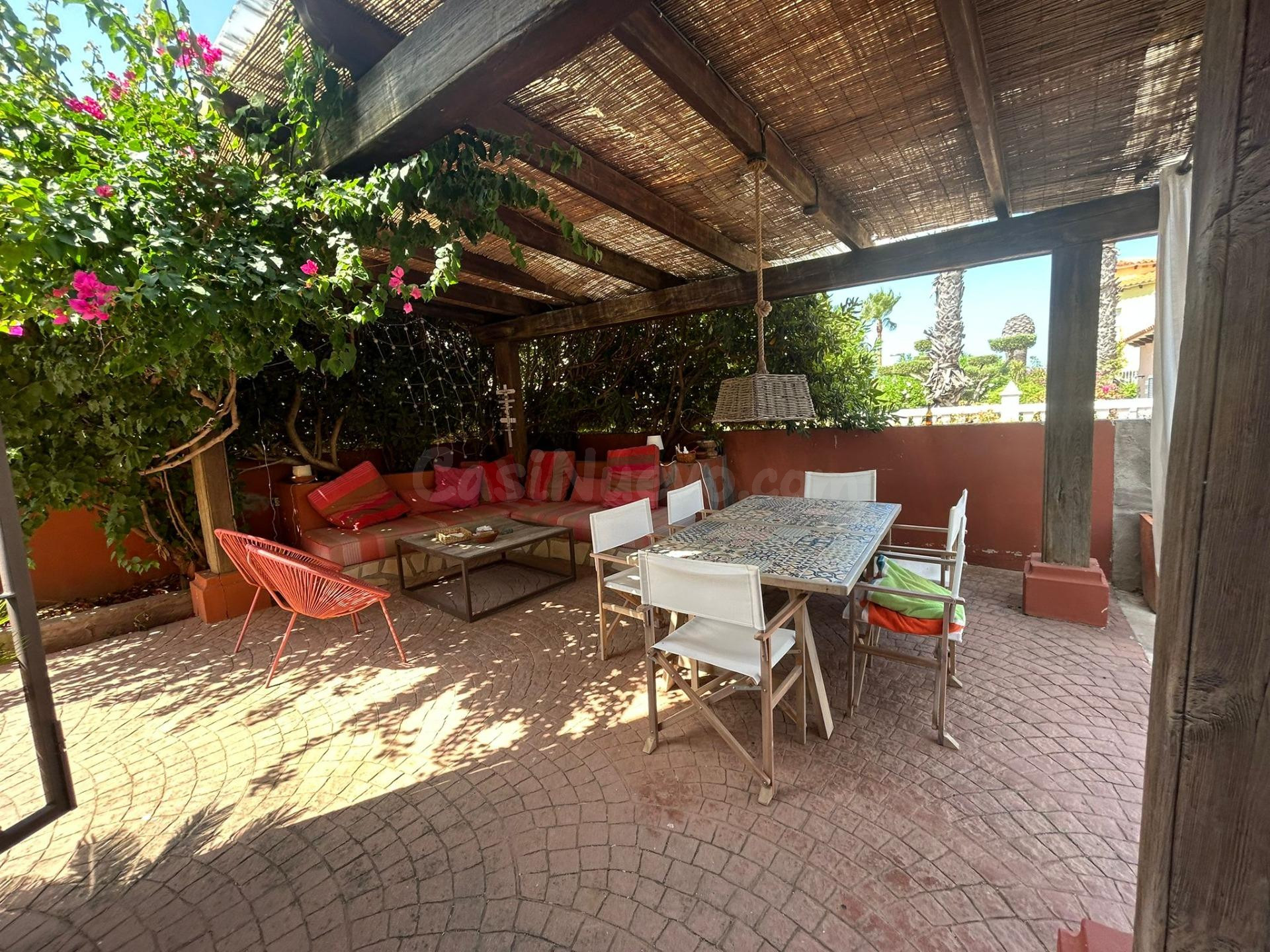 SE ALQUILA ESPECTACULAR CHALET EN OLIVA NOVA DE OCTUBRE 2026 - foto 4