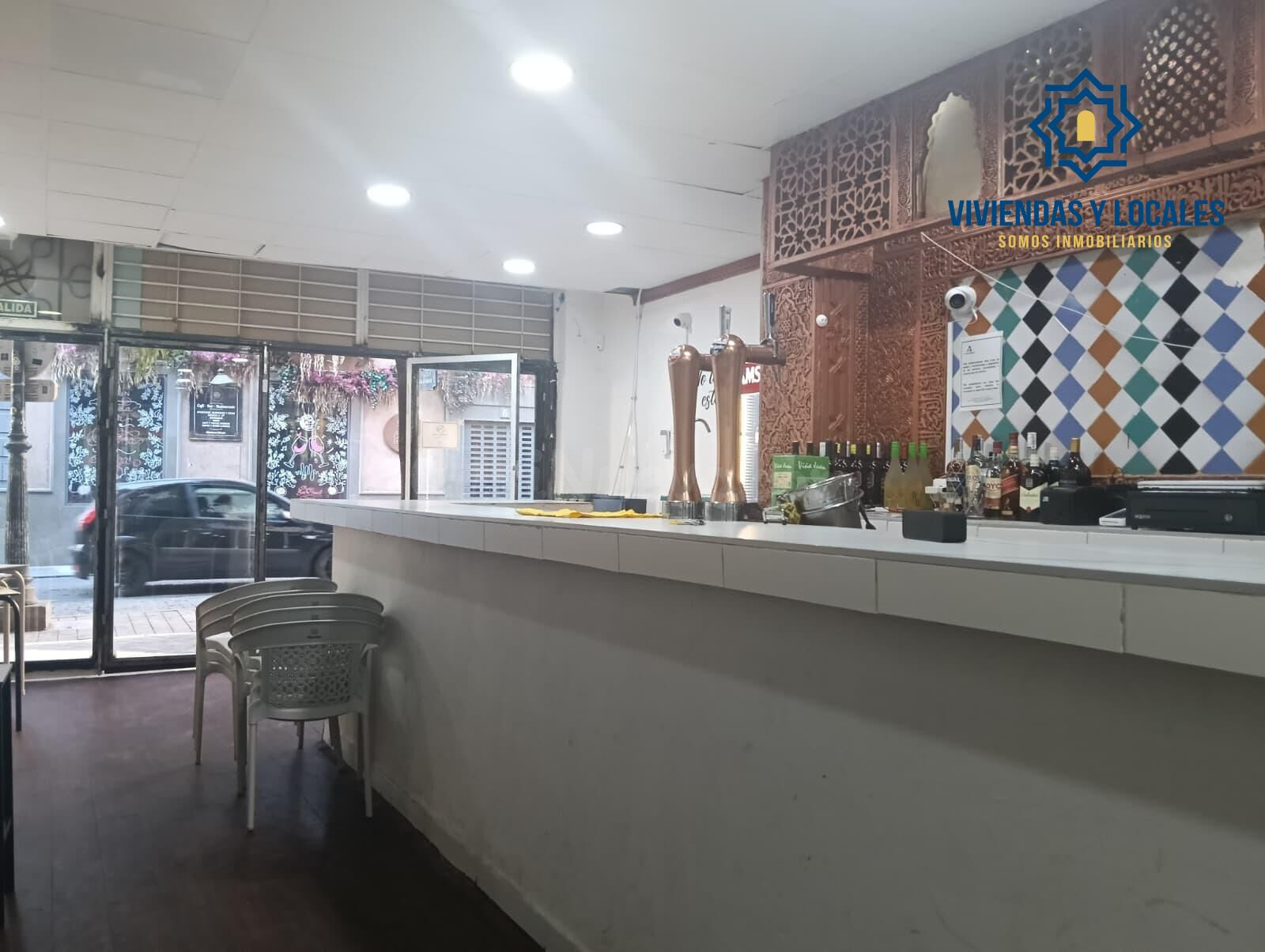 Se traspasa bar con cocina en plena calle Molinos, corazón d - foto 2