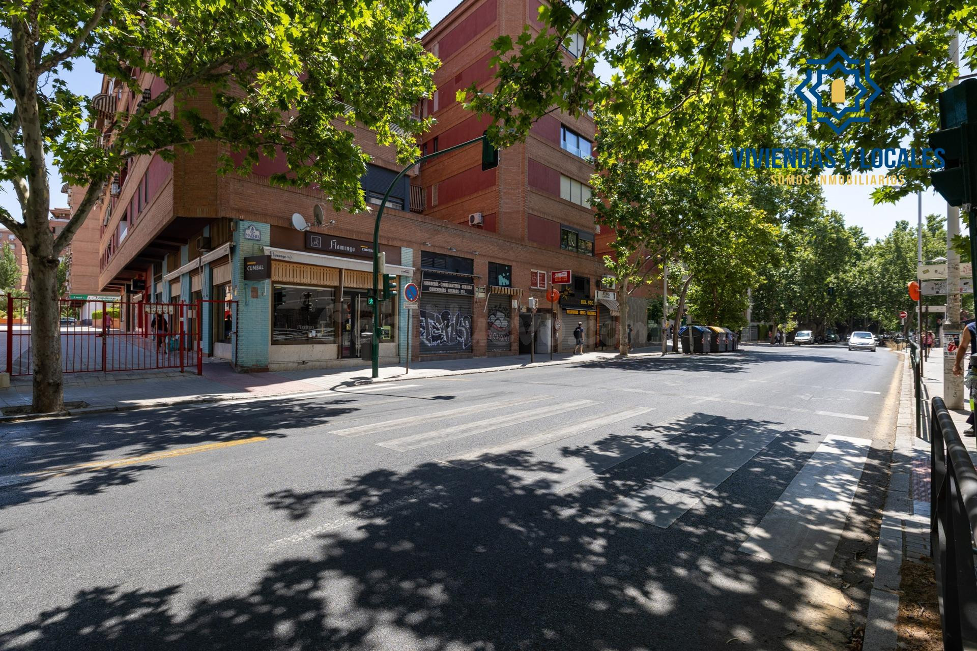 Local Comercial en rentabilidad con gran fachada en esquina.