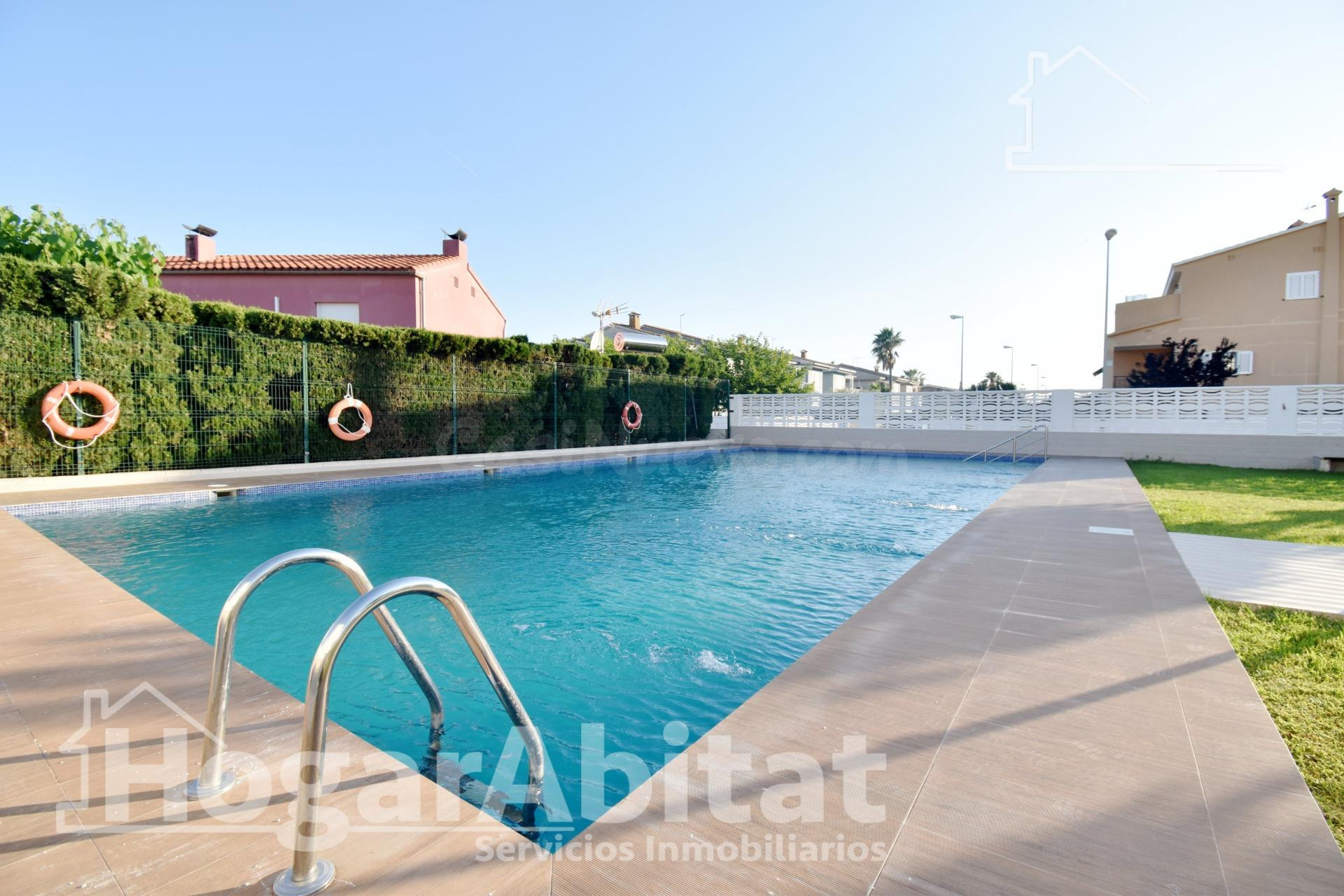 ADOSADO REFORMADO CON PISCINA, GARAJE, 3 TERRAZAS Y BARBACOA