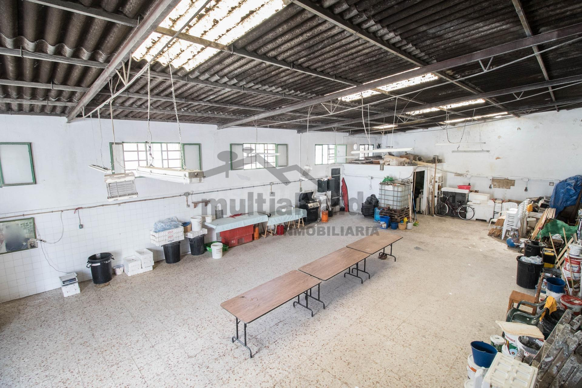 NAVE EN LA ZONA DEL CHAPARRAL