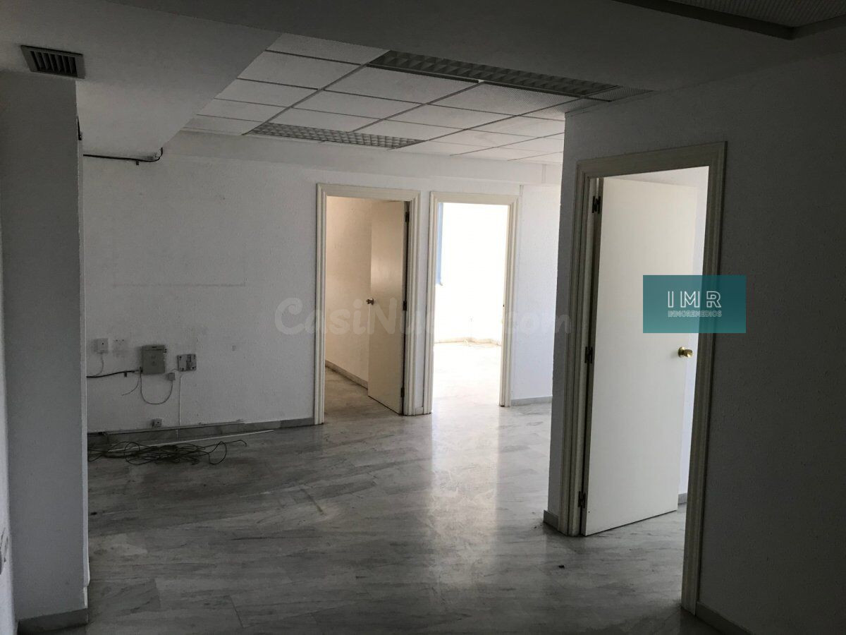 Amplia y luminosa oficina en Sevilla Este | Lista para entra - foto 4