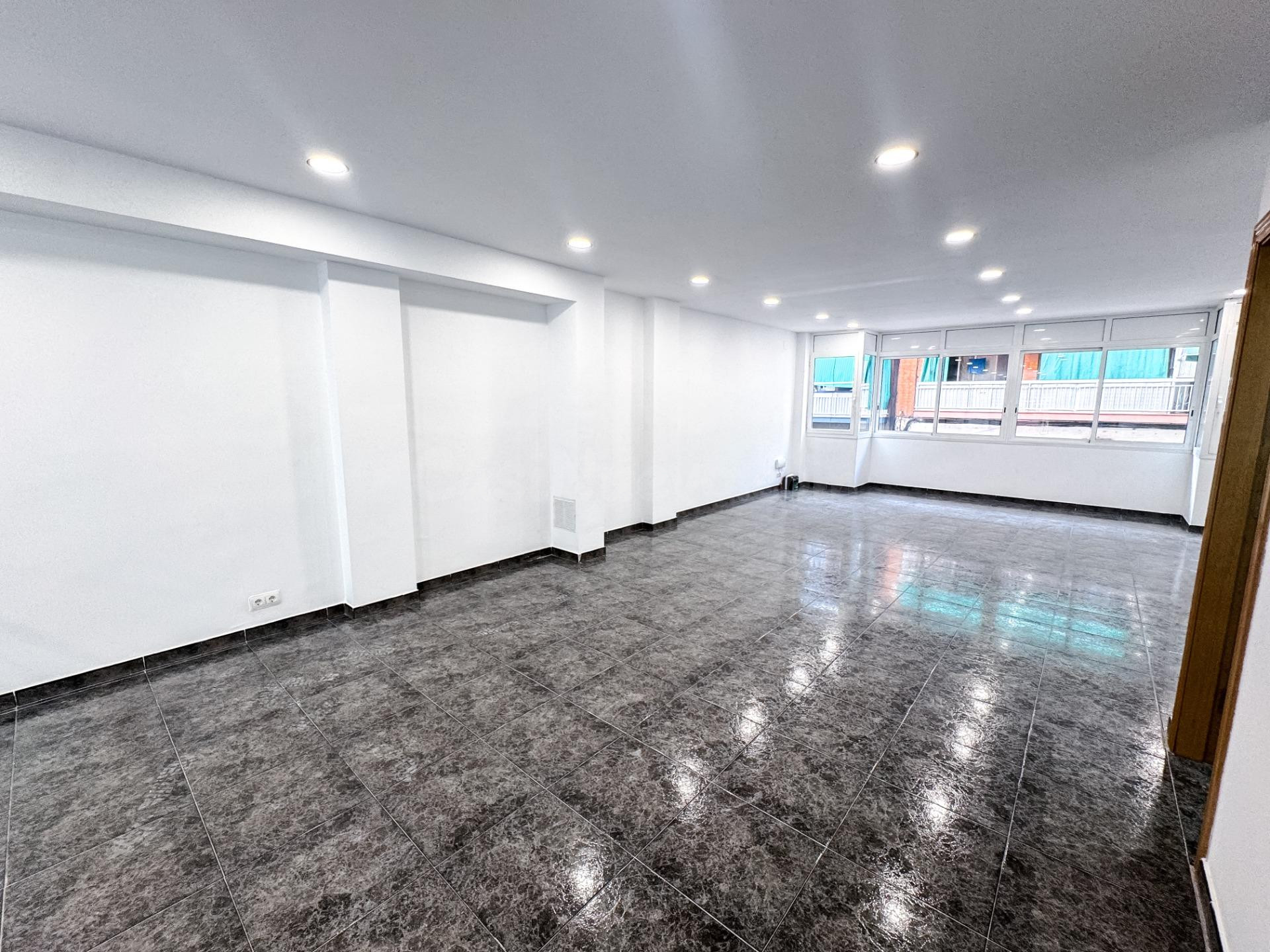 ¡OPORTUNIDAD ÚNICA! - GRAN ESCAPARATE Y DOBLE ORIENTACIÓN - foto 2