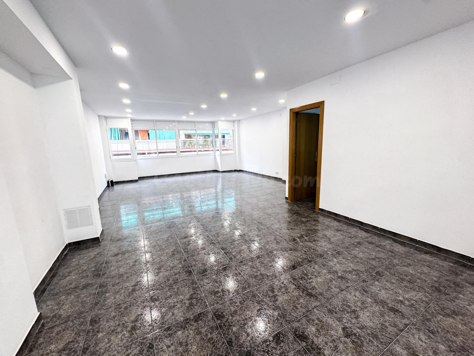 ¡OPORTUNIDAD ÚNICA! - GRAN ESCAPARATE Y DOBLE ORIENTACIÓN - foto 3