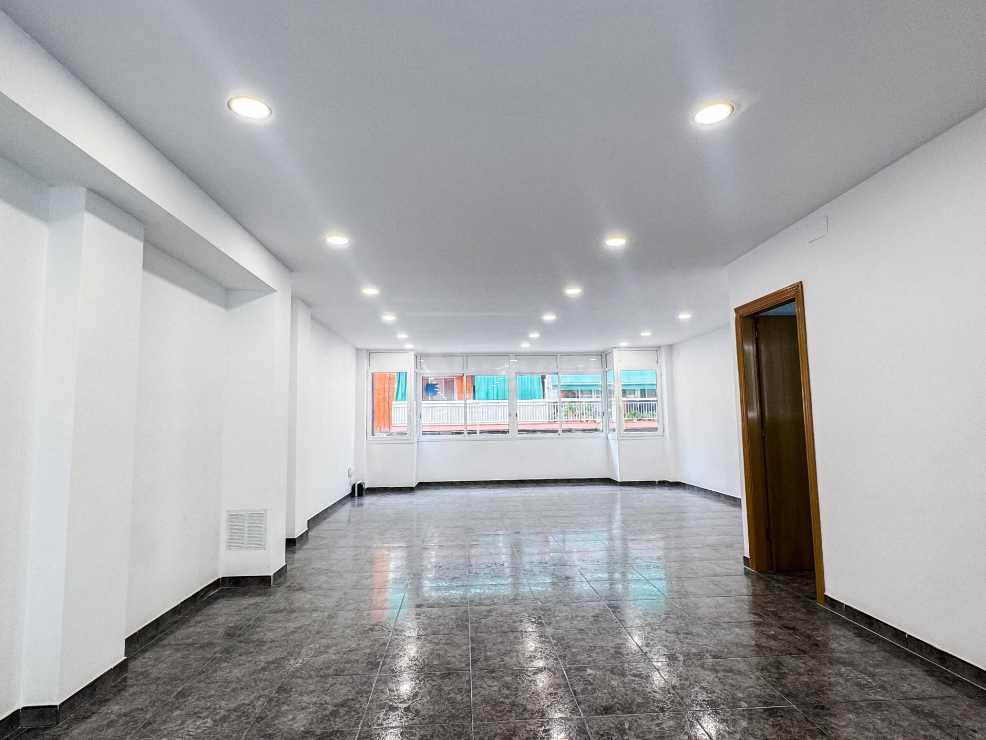 ¡OPORTUNIDAD ÚNICA! - GRAN ESCAPARATE Y DOBLE ORIENTACIÓN - foto 4