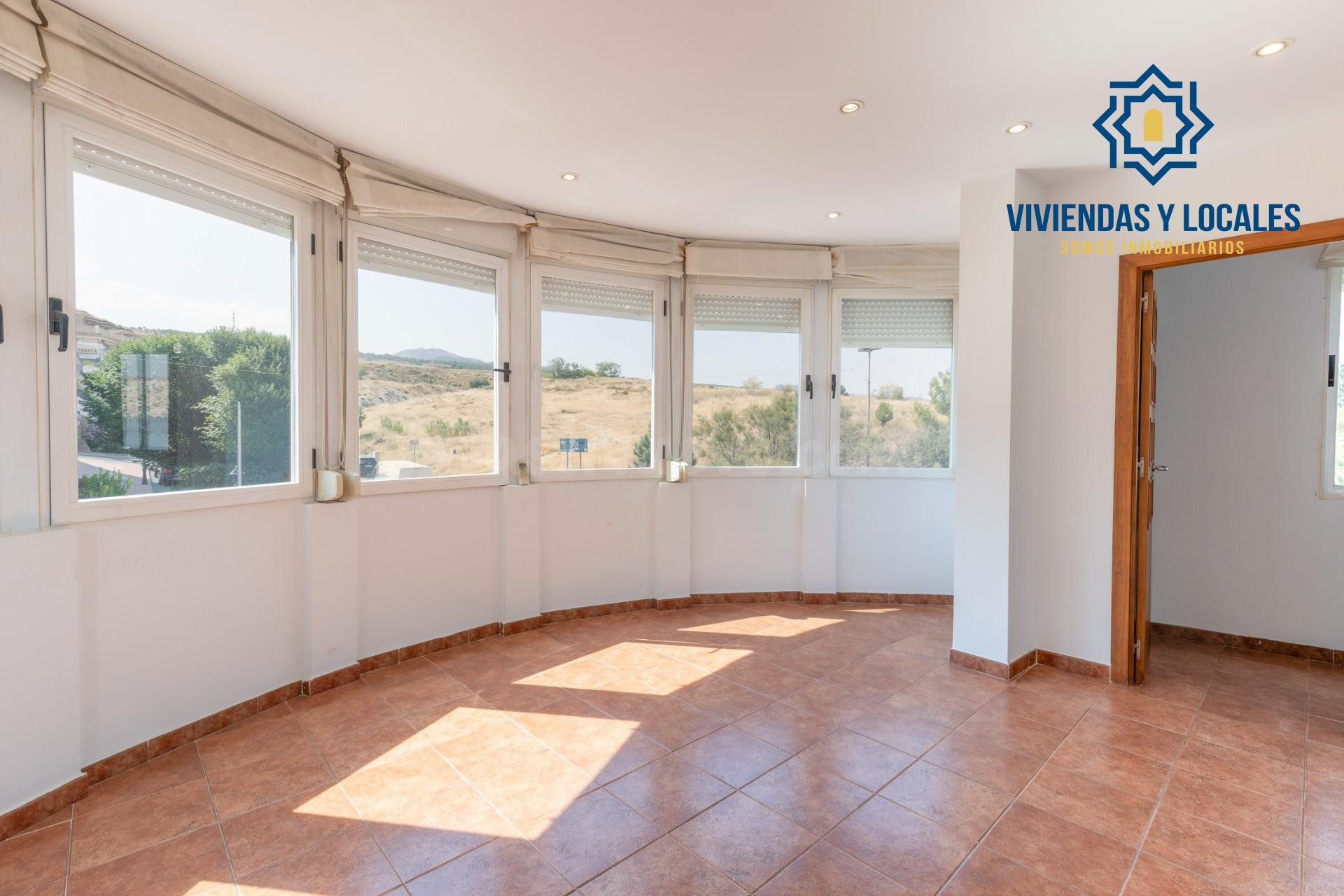 FANTÁSTICO TRÍPLEX EN CÁJAR: UNA VIVIENDA LLEVA DE AMPLITUD 