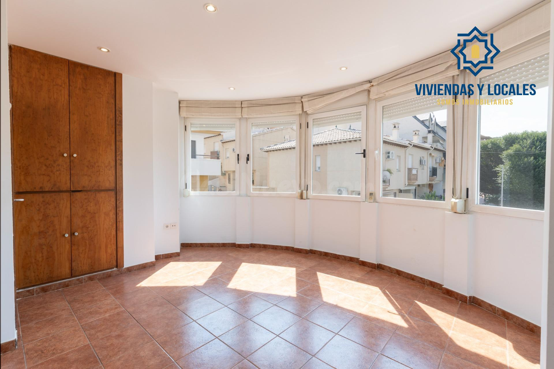 FANTÁSTICO TRÍPLEX EN CÁJAR: UNA VIVIENDA LLEVA DE AMPLITUD  - foto 2