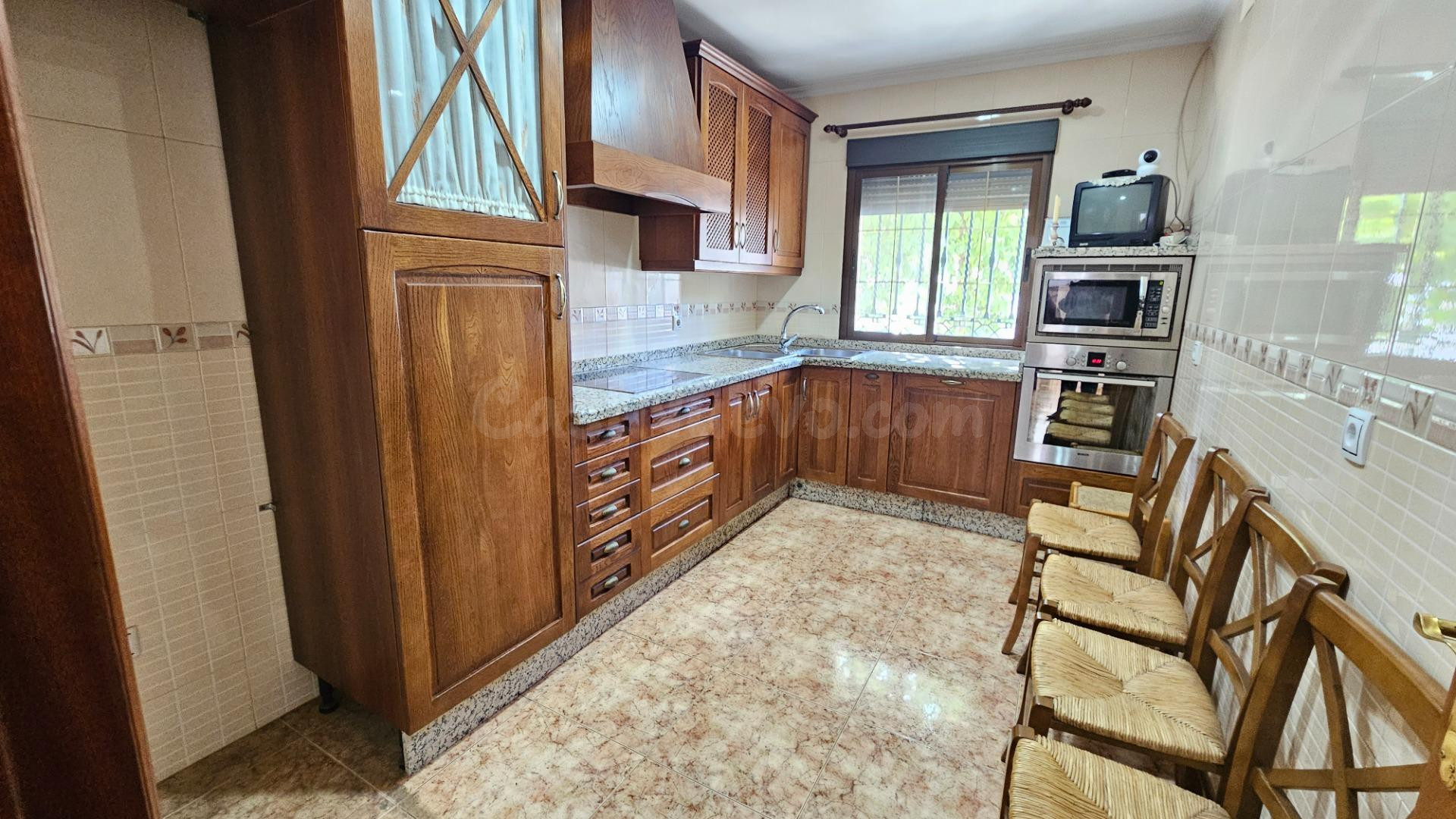 Magnífica Casa en Cañero: Amplitud Excepcional y Lista para 