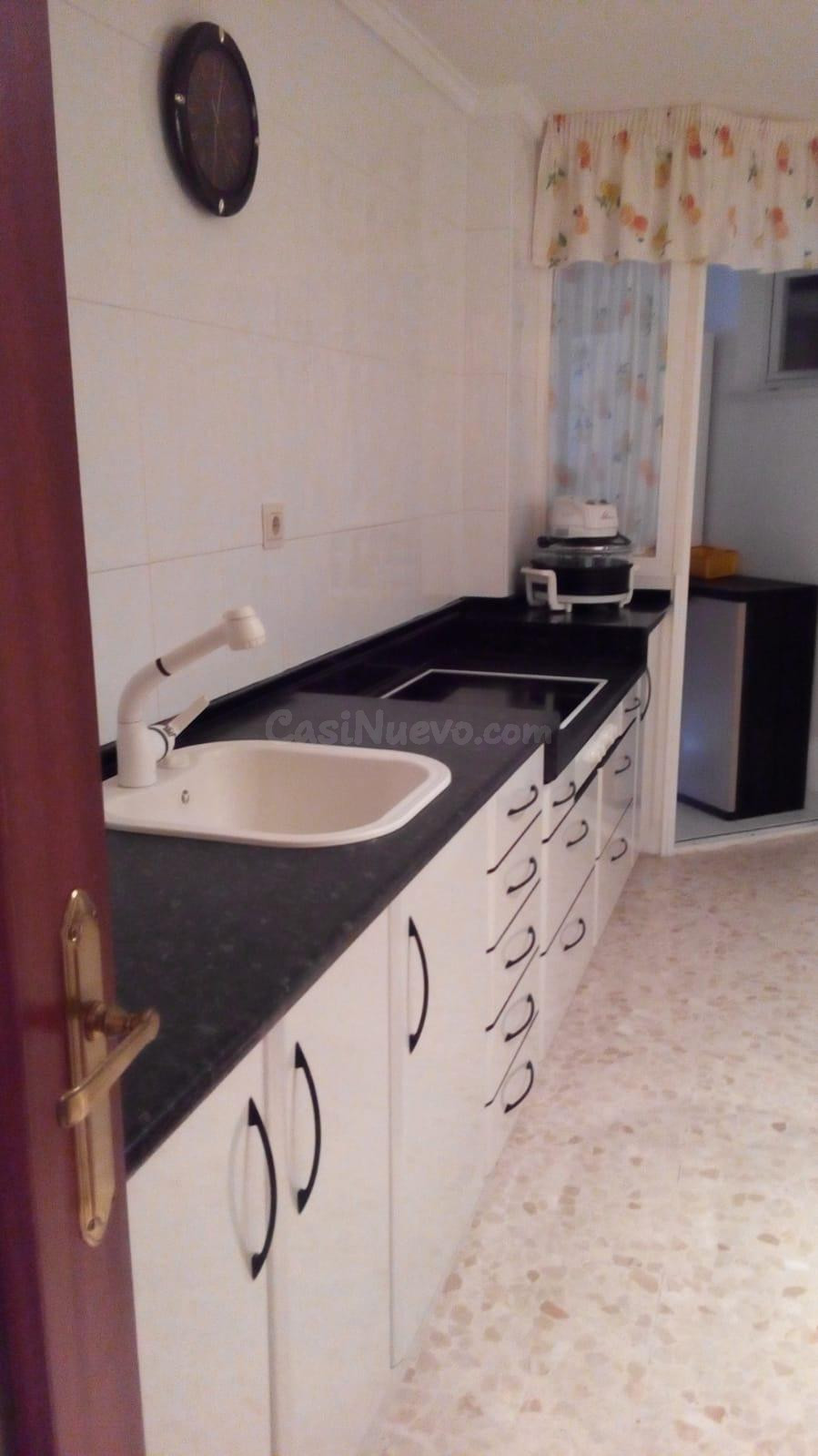 Amplio piso de 4 dormitorios totalmente exterior y plaza de  - foto 2