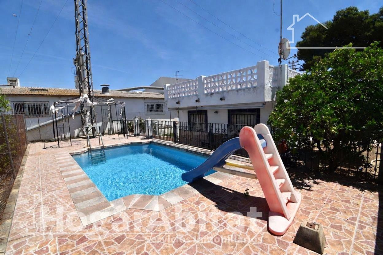 GRAN CHALET CON 4 DORMITORIOS, GARAJE Y PISCINA