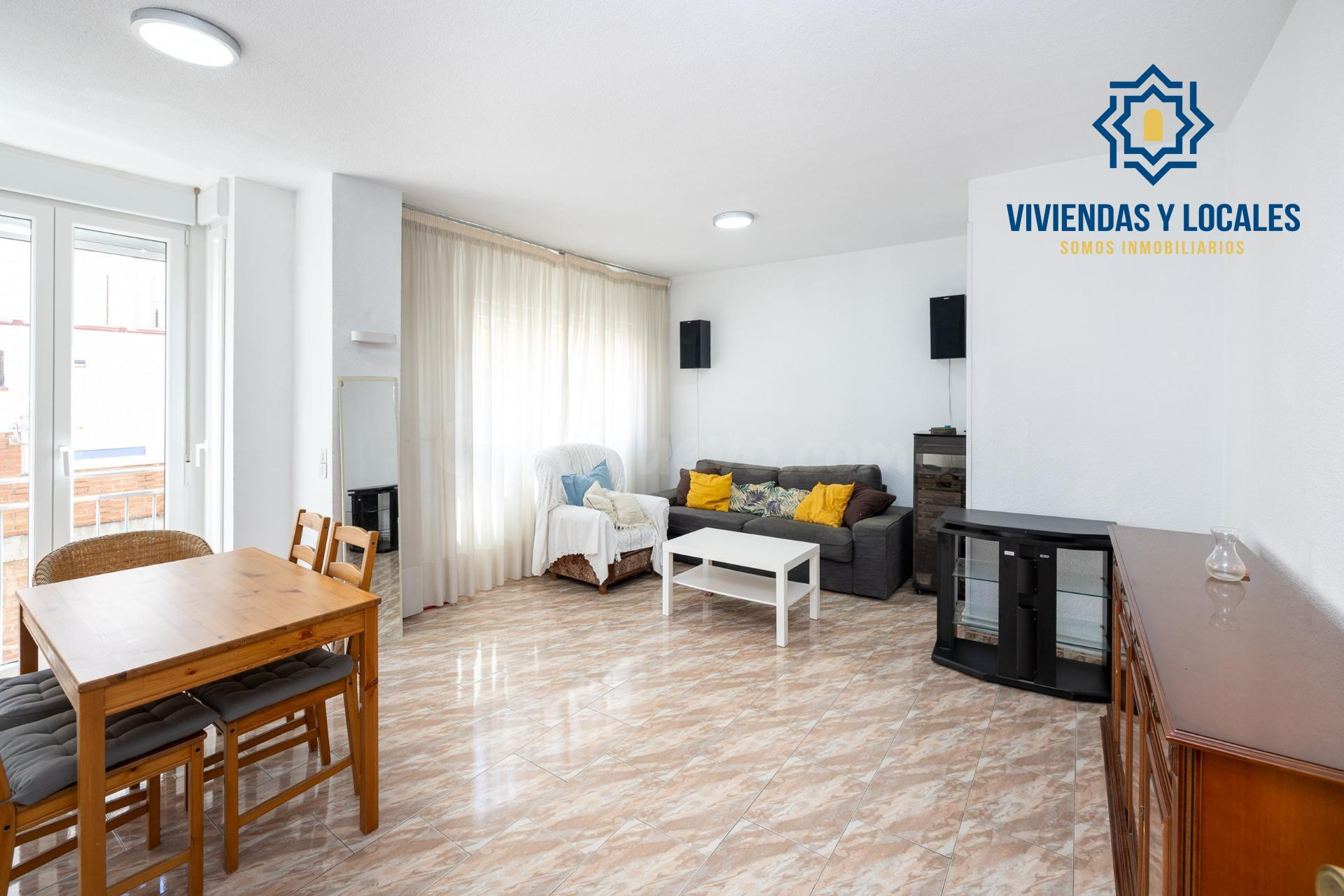 Ponemos a la venta este amplio piso de 4 dormitorios, baño y - foto 2