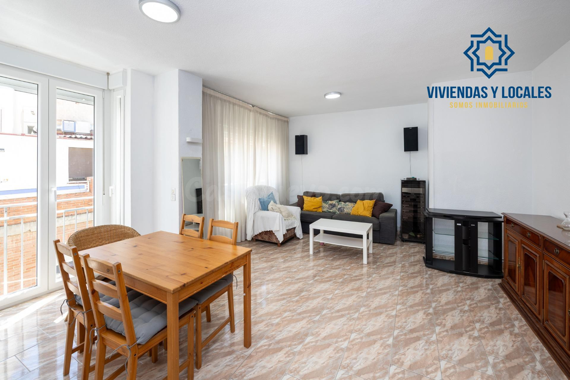 Ponemos a la venta este amplio piso de 4 dormitorios, baño y - foto 3