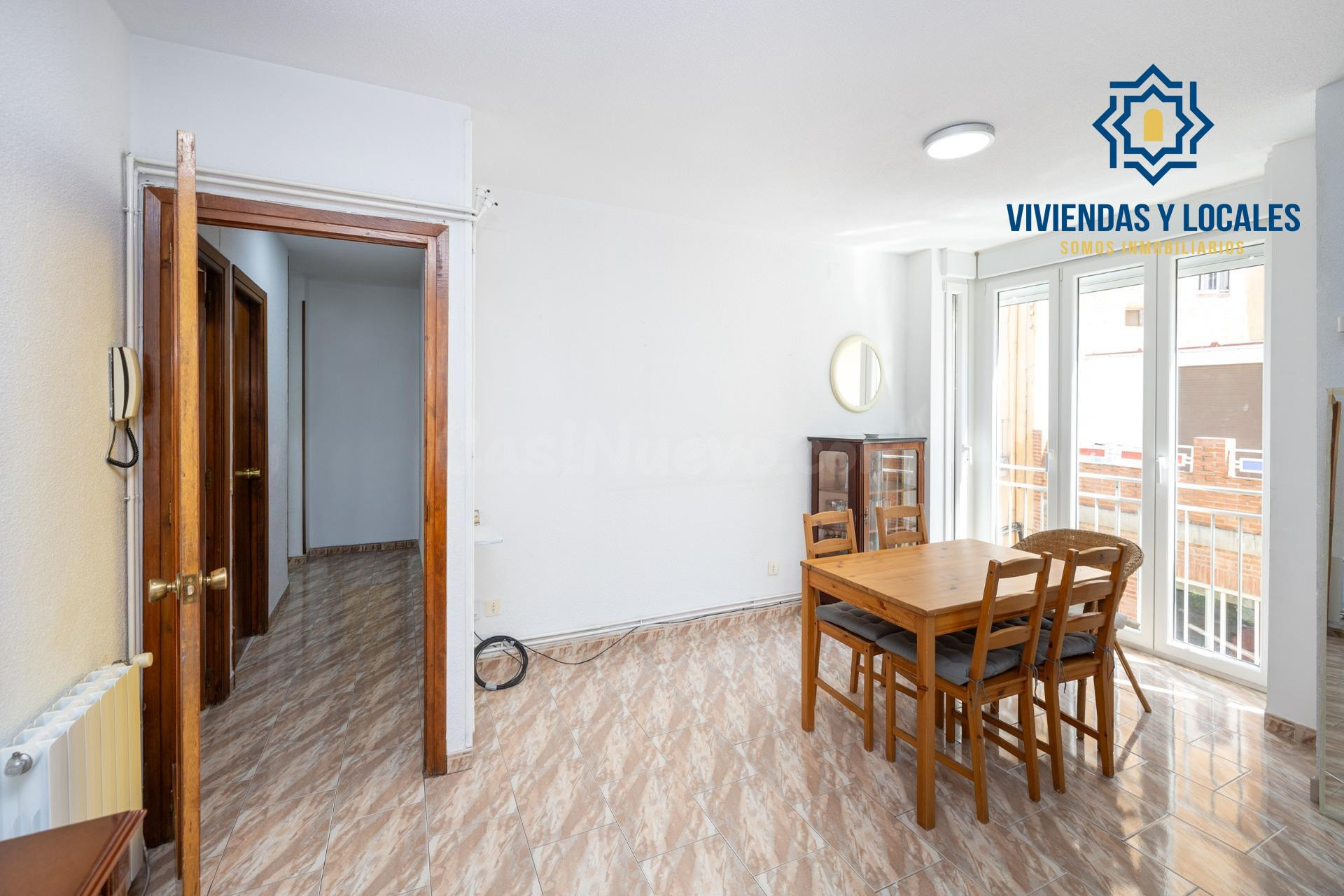 Ponemos a la venta este amplio piso de 4 dormitorios, baño y - foto 4