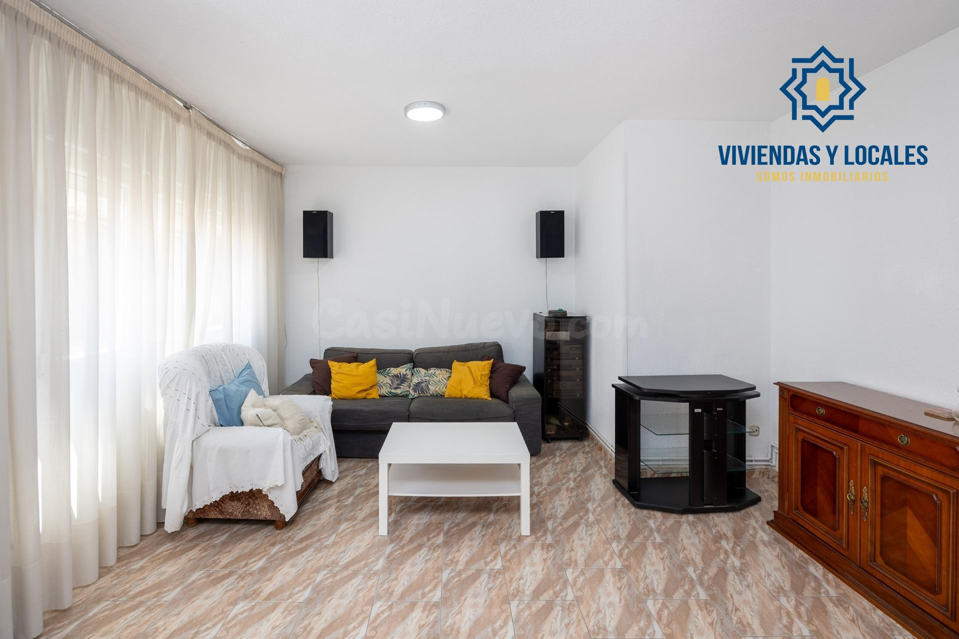 Ponemos a la venta este amplio piso de 4 dormitorios, baño y - foto 5
