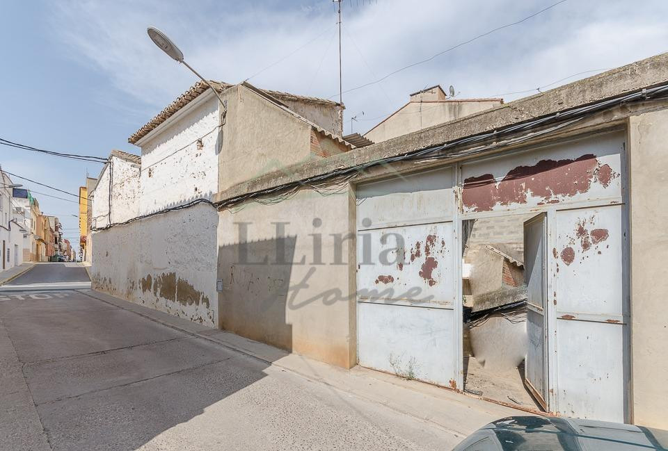 Ref. 04340.- Casa independiente con patio para derribo en Vi
