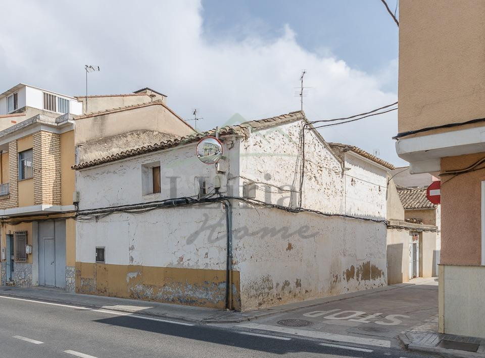 Ref. 04340.- Casa independiente con patio para derribo en Vi - foto 2