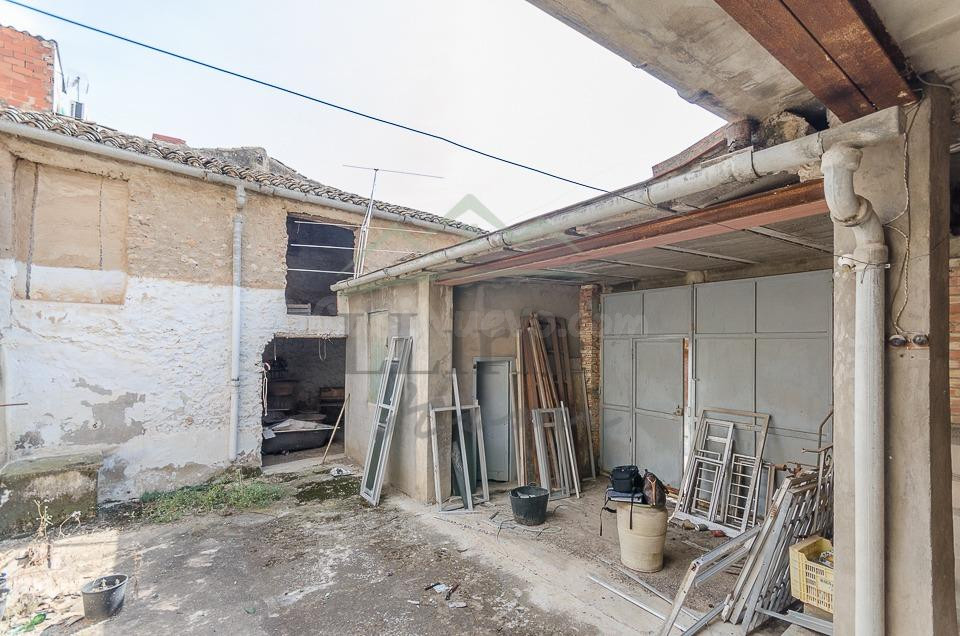 Ref. 04340.- Casa independiente con patio para derribo en Vi - foto 4