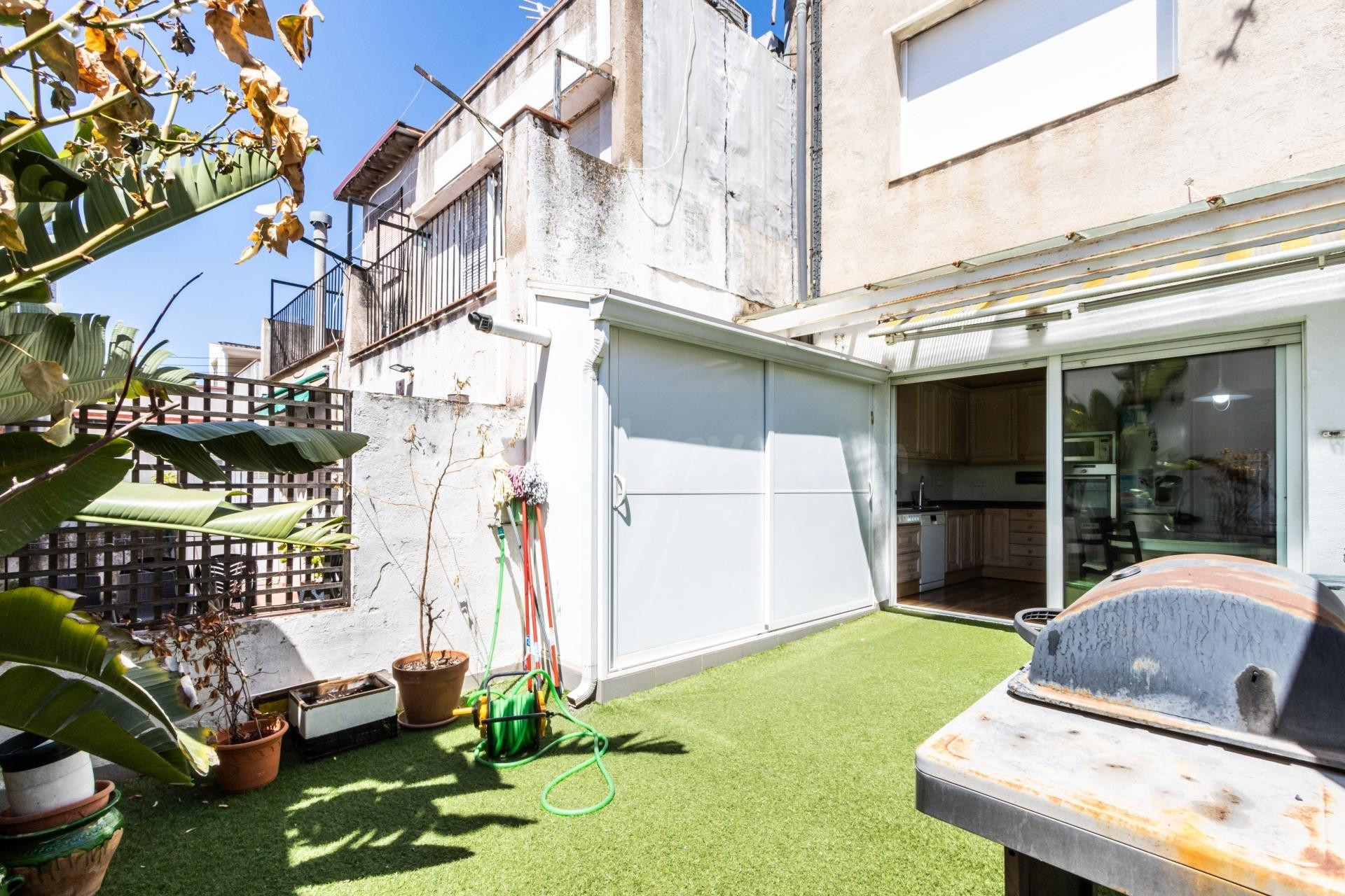 CASA EN EL CENTRO DE SABADELL CON GARAJE POR 2 COCHES Y TERR - foto 2