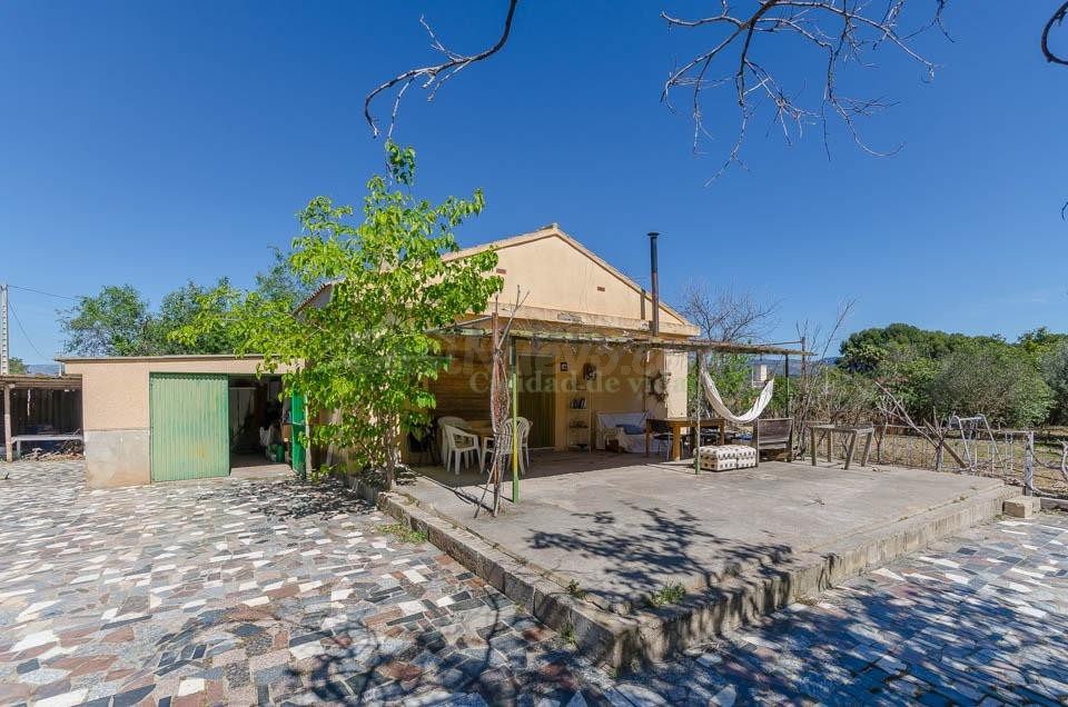 Ref. 04351.- EXCLUSIVA- Chalet con gran parcela y piscina en
