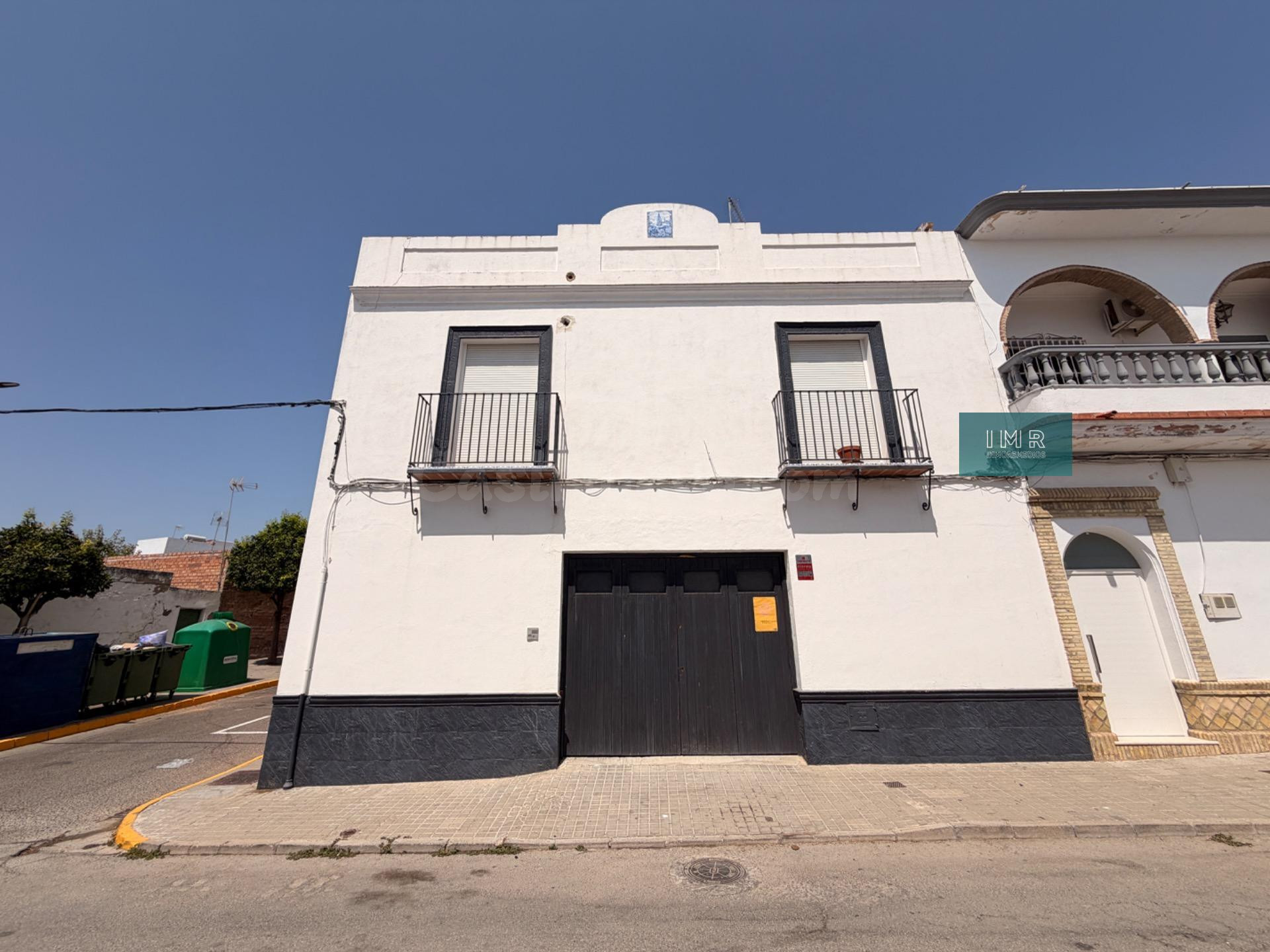 Gran casa de pueblo en esquina con local/almacén de 125 m2 e