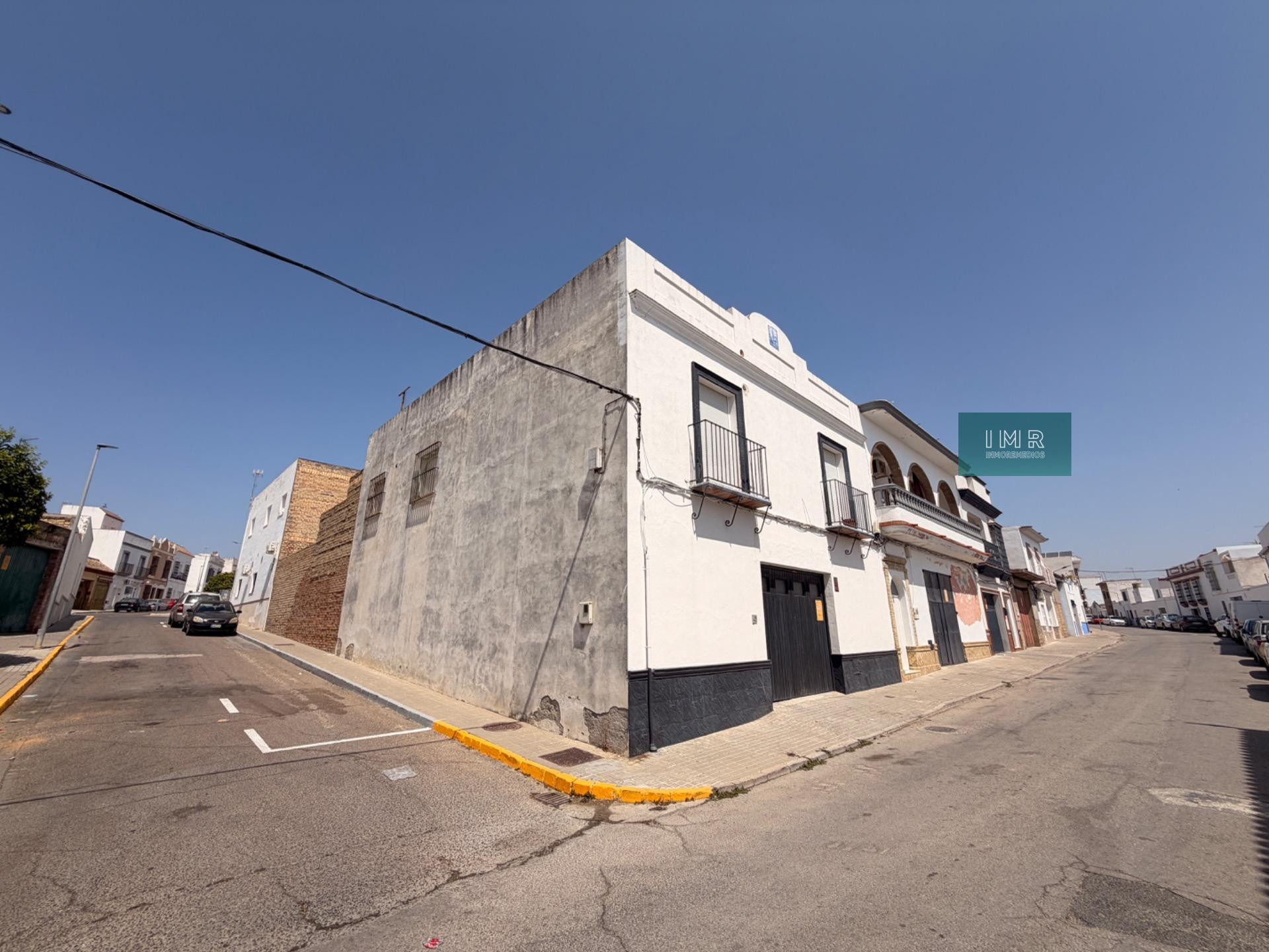Gran casa de pueblo en esquina con local/almacén de 125 m2 e - foto 2