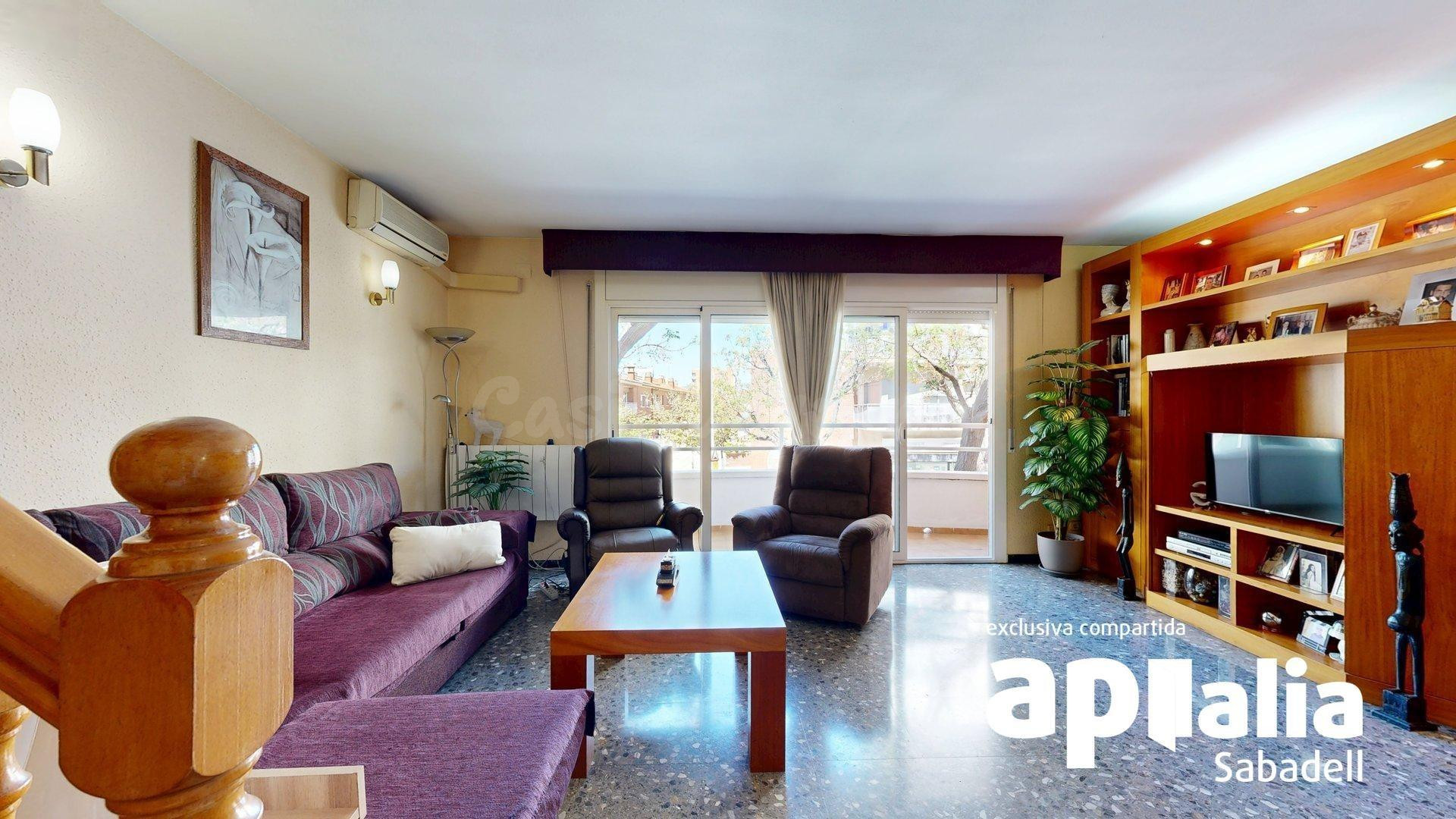 CASA ADOSADA CON 2 TERRAZAS Y ASCENSOR EN BARBERÀ - foto 4