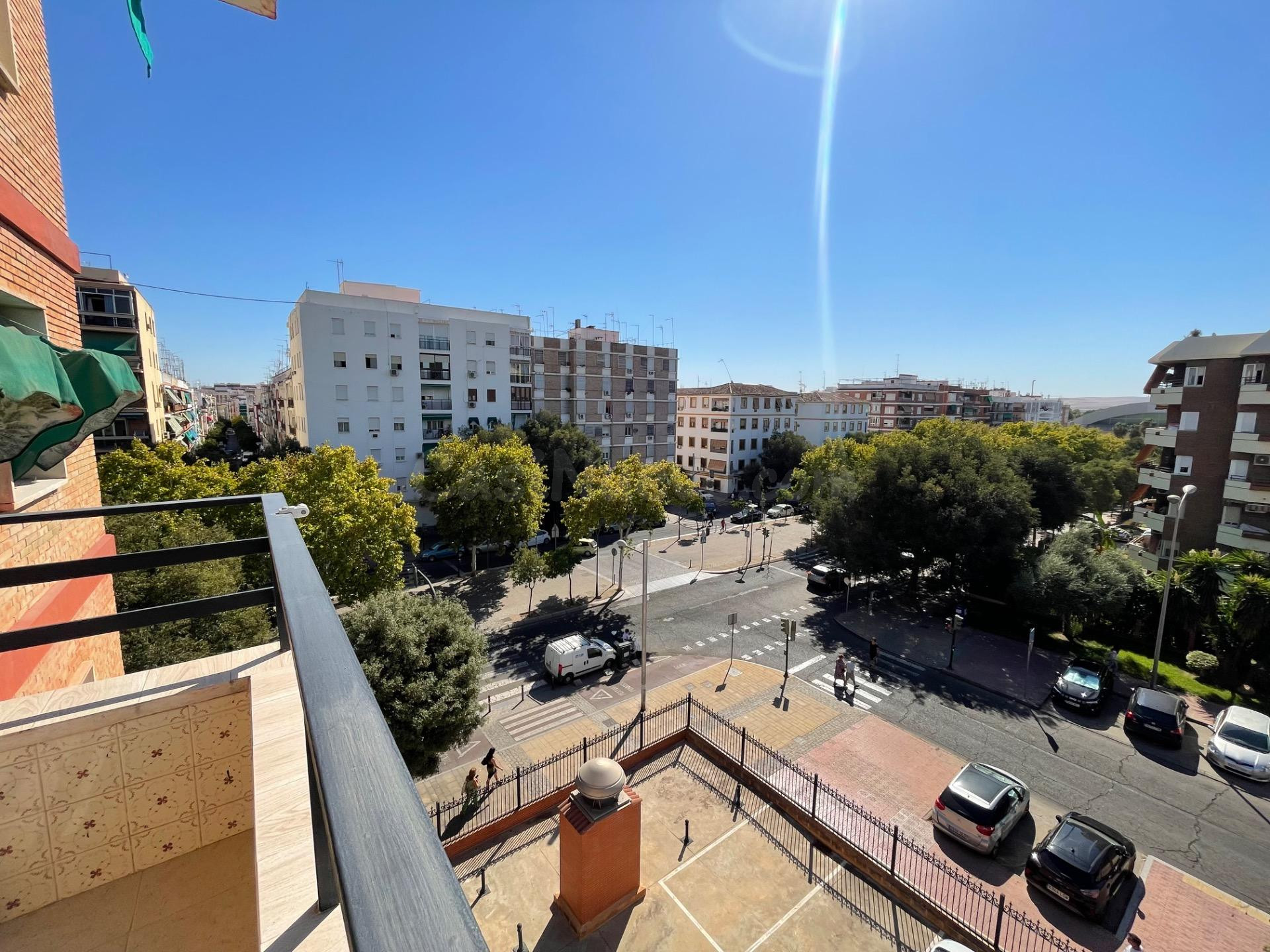 TERRAZA AL SUR, MUCHA LUZ, 4 DORMITORIOS… ¡Y GARAJE! - foto 2