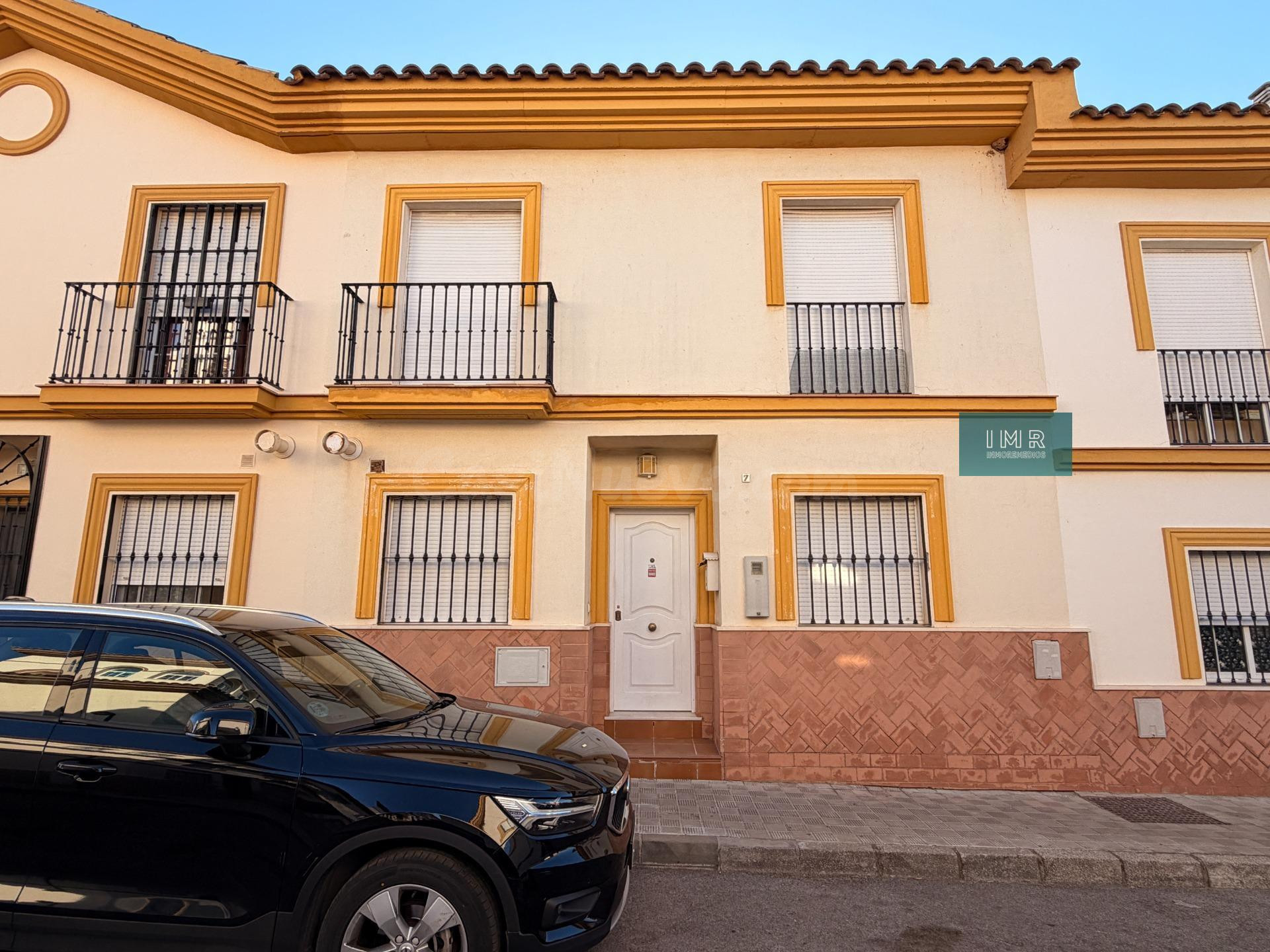 CASA ADOSADA EN VENTA EN EL CENTRO DE BOLLULLOS DE LA MITACI