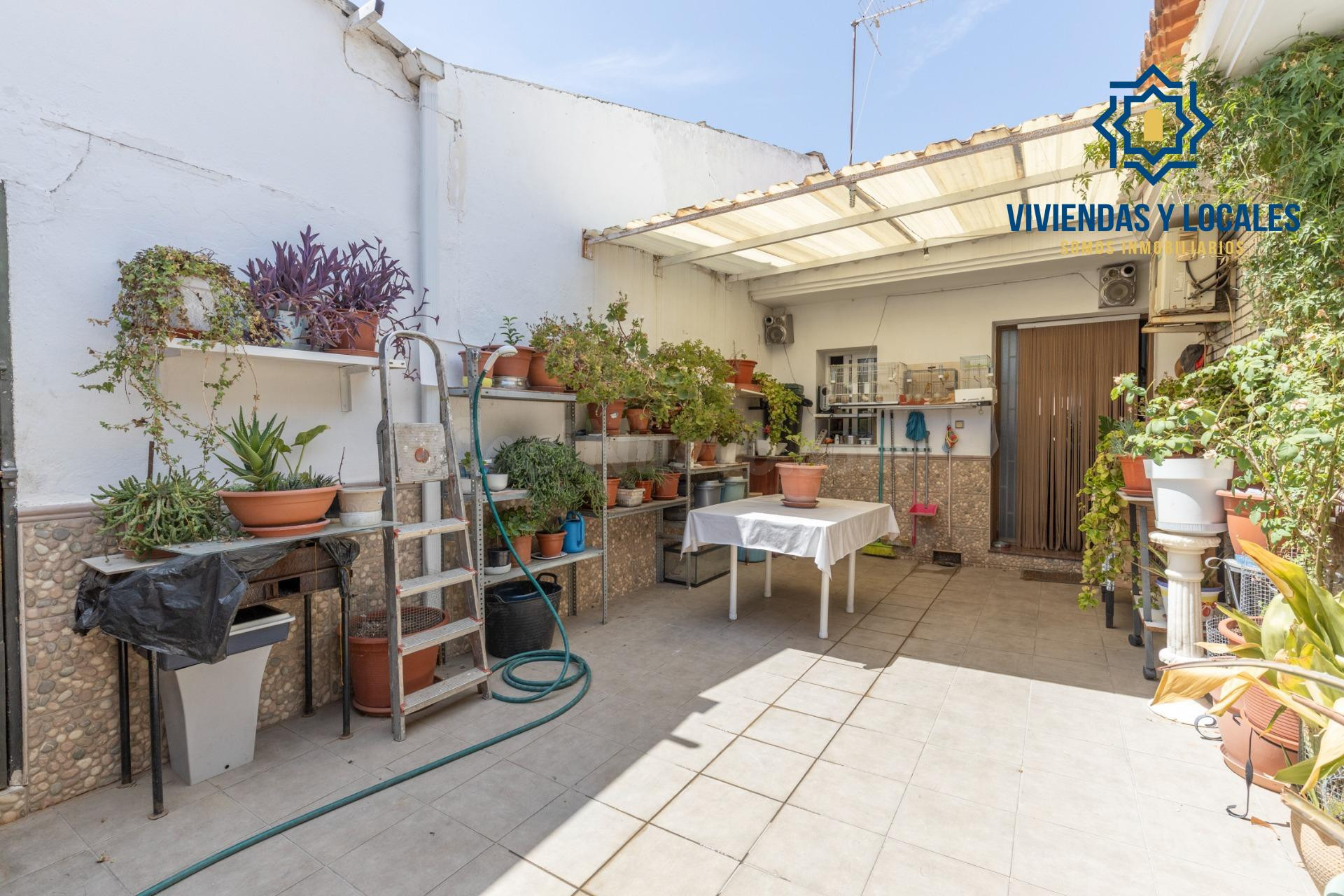 Una propiedad única en Láchar: dos viviendas, locales con re