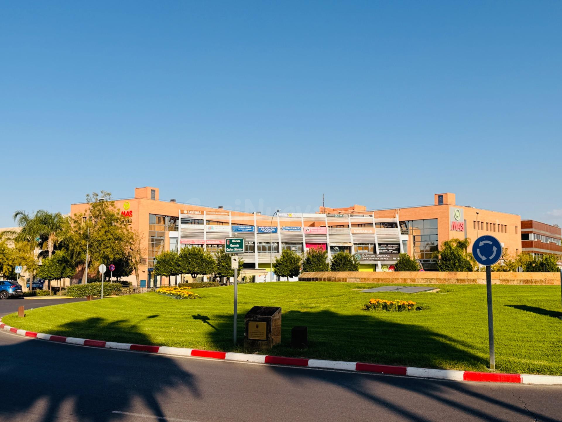 ¡Oportunidad estratégica para tu negocio en Tomares! Oficina - foto 3