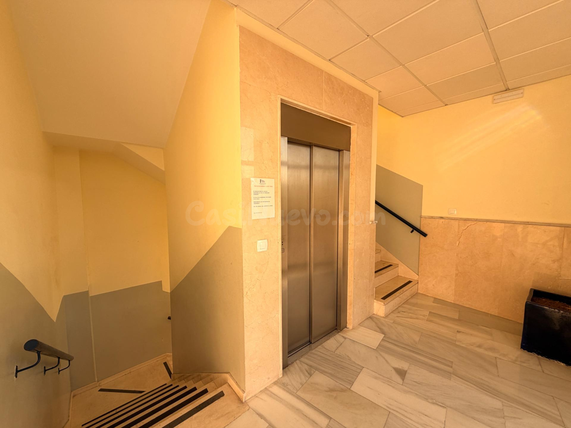 ¡Oportunidad estratégica para tu negocio en Tomares! Oficina - foto 5