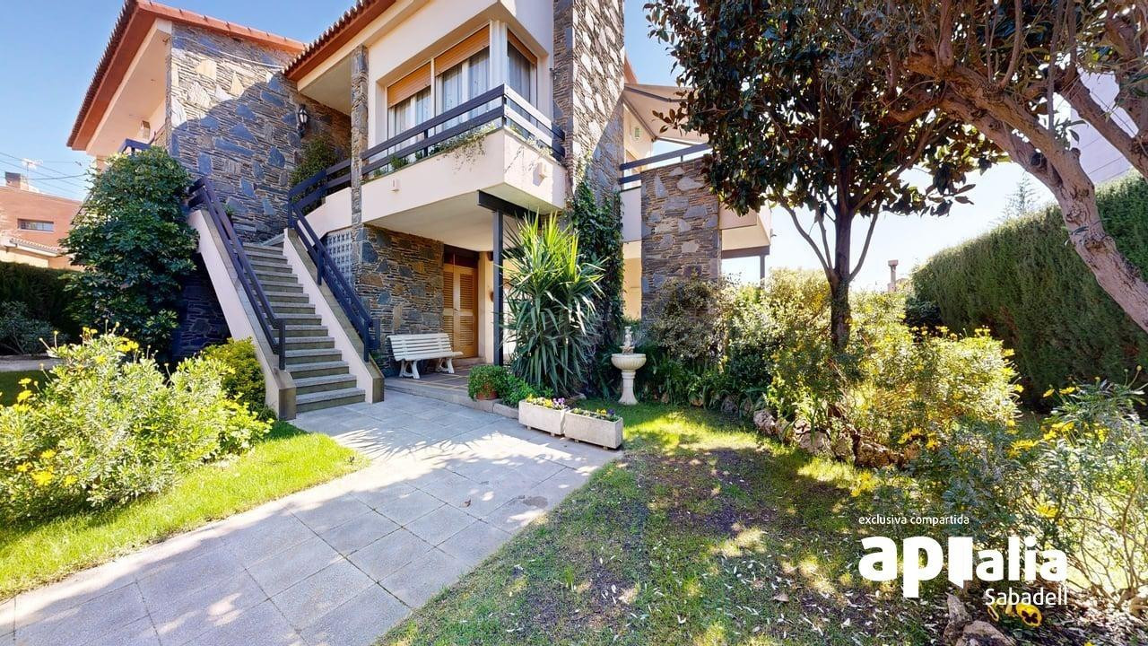 CASA DE 252 M2, EN PARCELA DE 423 M2