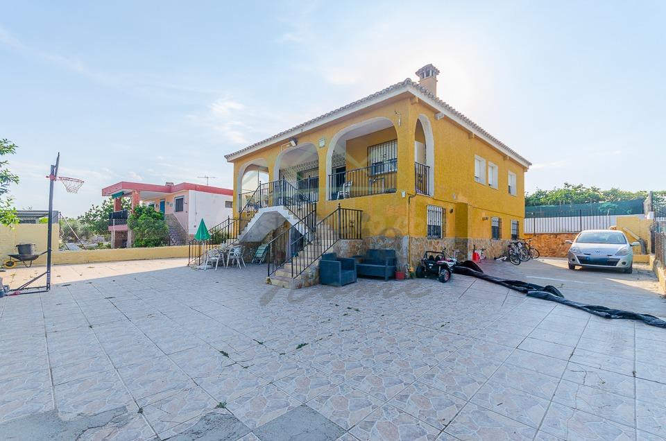 Ref. 04382.- EXCLUSIVA- Chalet independiente en Llíria con a