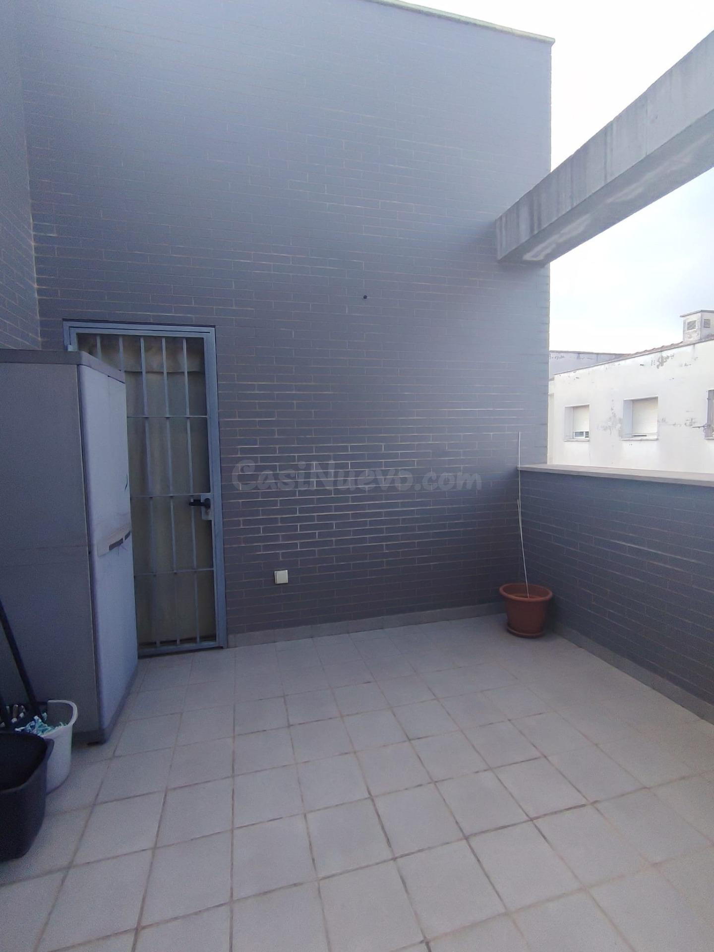 VIVIENDA COMO NUEVA, AMUEBLADA Y CON GRAN TERRAZA EN CARRETE