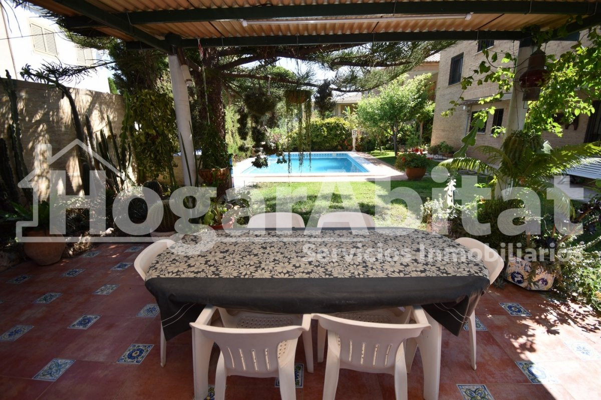 VILLA de 2 alturas con JARDÍN y PISCINA - foto 5