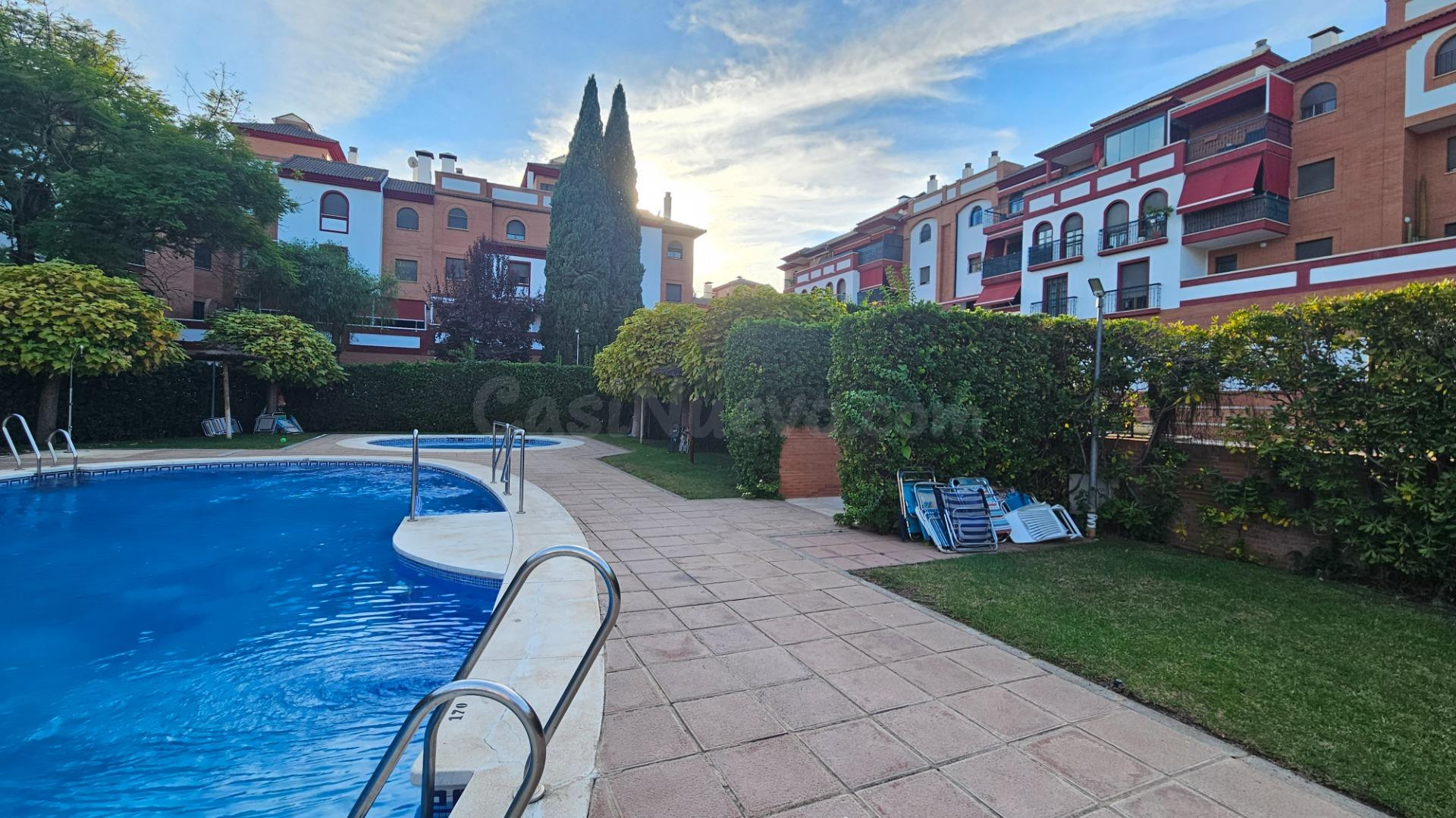 AMPLIO PISO CON PISCINA Y PARKING EN ARRUZAFILLA