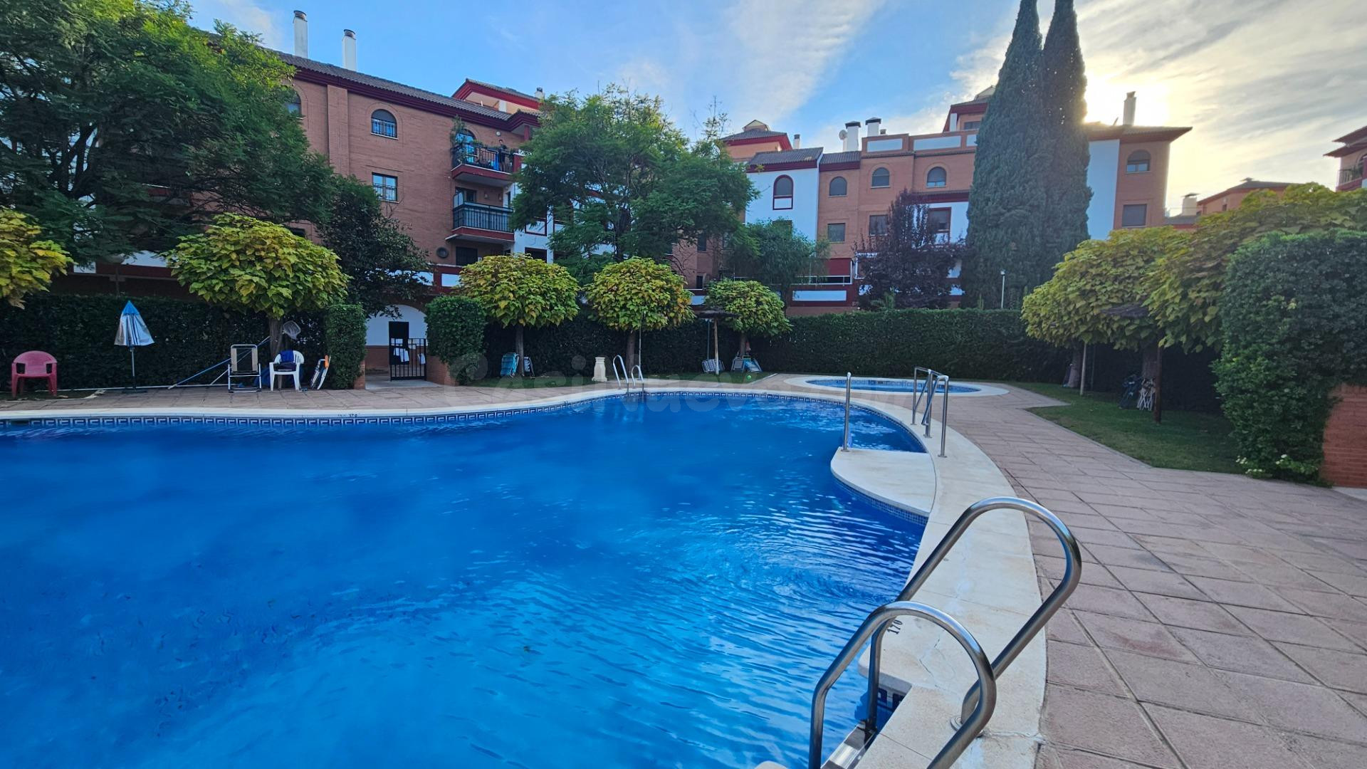 AMPLIO PISO CON PISCINA Y PARKING EN ARRUZAFILLA - foto 2