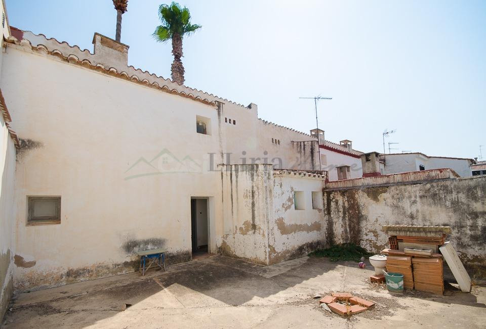 Ref. 04392.- Casa de pueblo con gran terraza en el centro de