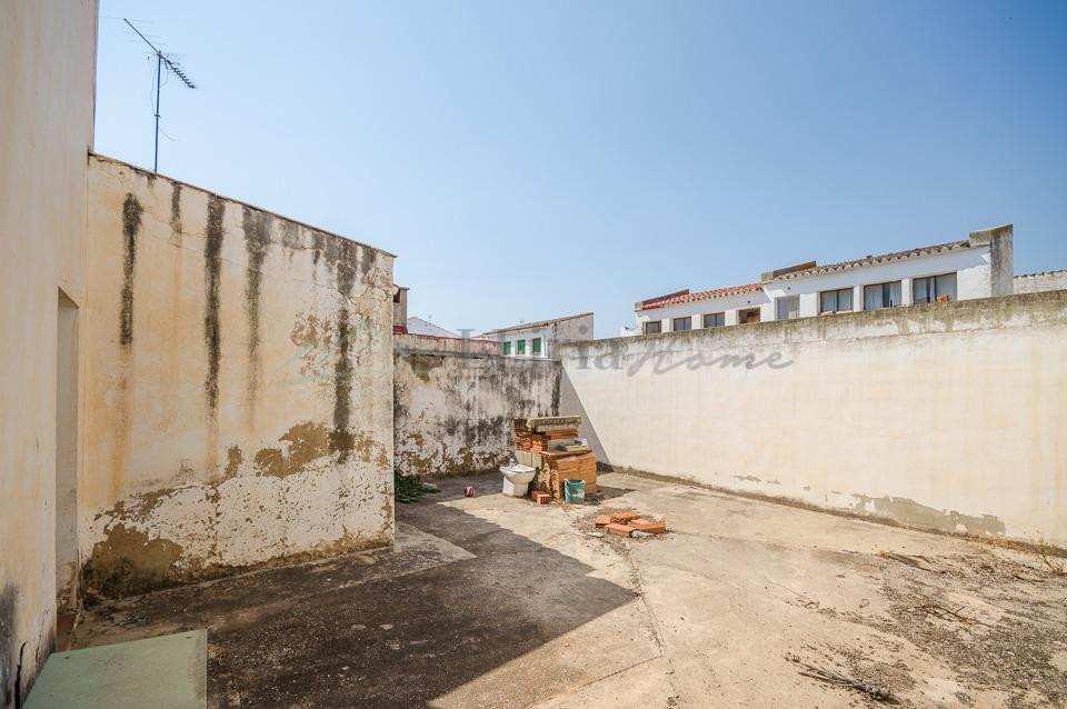 Ref. 04392.- Casa de pueblo con gran terraza en el centro de - foto 2