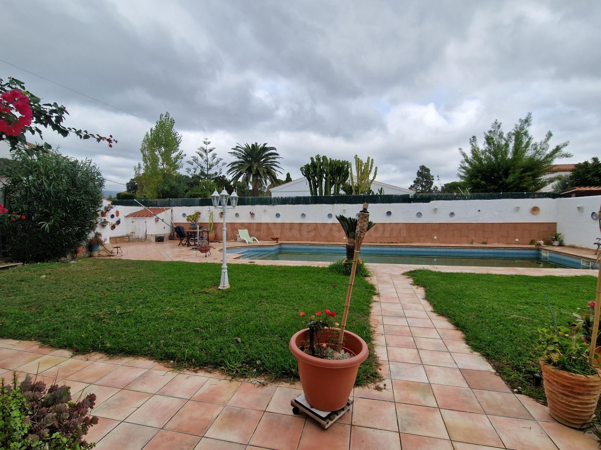Espectacular chalet en zona tranquila con piscina y terraza - foto 2