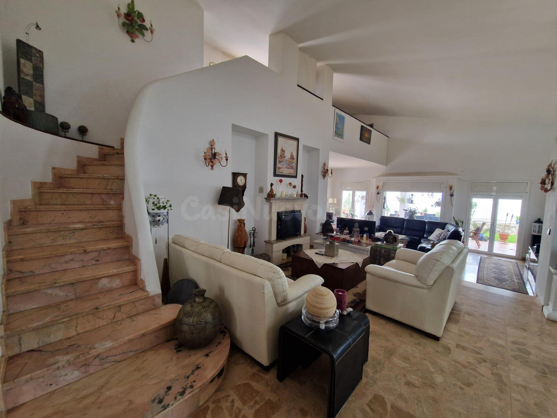 Espectacular chalet en zona tranquila con piscina y terraza - foto 3