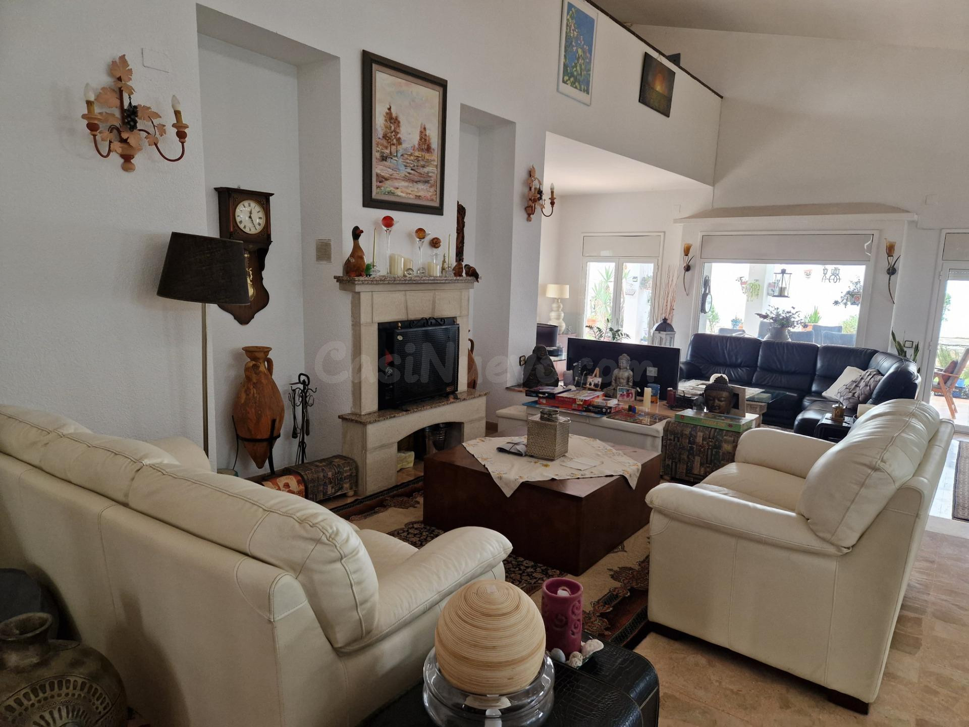 Espectacular chalet en zona tranquila con piscina y terraza - foto 4