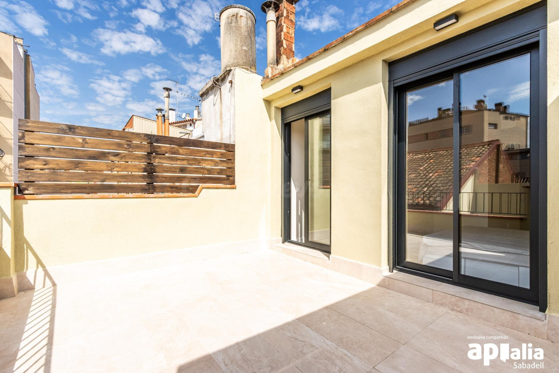 CASA REFORMADA A ESTRENAR CON PATIO Y TERRAZA, EN EL CENTRO 