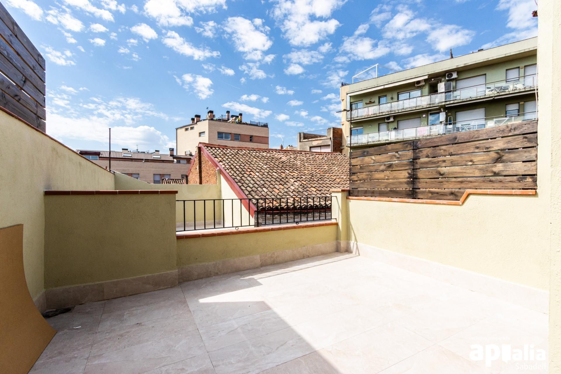 CASA REFORMADA A ESTRENAR CON PATIO Y TERRAZA, EN EL CENTRO  - foto 2
