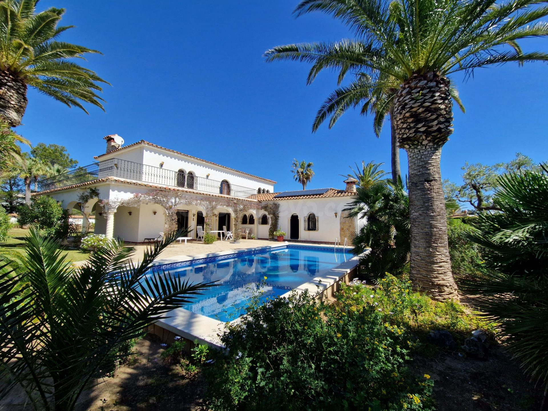 Espectacular Villa con Encanto Nostálgico en Miami Platja