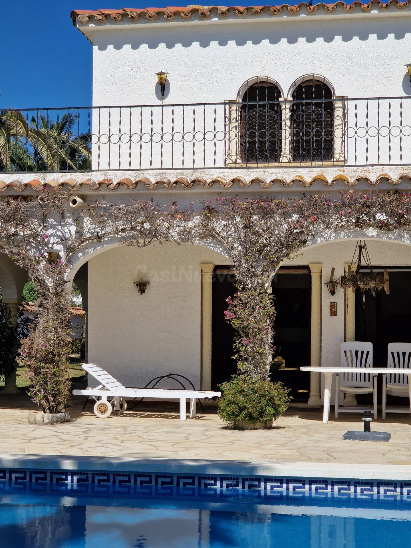 Espectacular Villa con Encanto Nostálgico en Miami Platja - foto 2