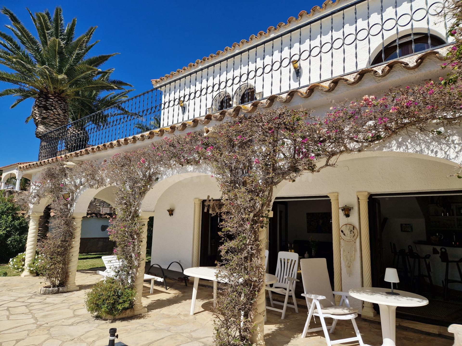Espectacular Villa con Encanto Nostálgico en Miami Platja - foto 3